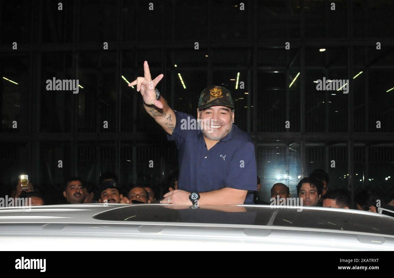 Argentinien der ehemalige Fußballweltcup Diego Maradona kommt am internationalen Flughafen Netaji Subash Chandra Bose an und wird morgen in Kalkutta, Indien, an verschiedenen Programmen teilnehmen. (Foto von Debajyoti Chakraborty/NurPhoto) Stockfoto