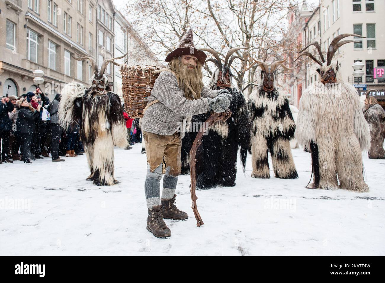 Dezember 10., München. Rund 300 maskierte Wesen erschrecken Passanten beim großen traditionellen Krampussen-Lauf rund um den Münchner Weihnachtsmarkt. Die 500-jährige Tradition des Krampuslaufs geht auf die christliche Folklore und die Geschichten des Bischofs Nikolaus und seines Gefährten, des Krampus, zurück. Der Lauf findet auf dem Münchner Weihnachtsmarkt statt und zeigt Mitglieder der ersten Krampus-Gruppe in München (Sparifankerl-Pass), die in traditionellen Kostümen gekleidet sind, um die Besucher zu überraschen. Diese Zahlen stammen aus heidnischen Feiern vom 22. Dezember, der längsten Nacht des Jahres, die später ad ad ad Stockfoto