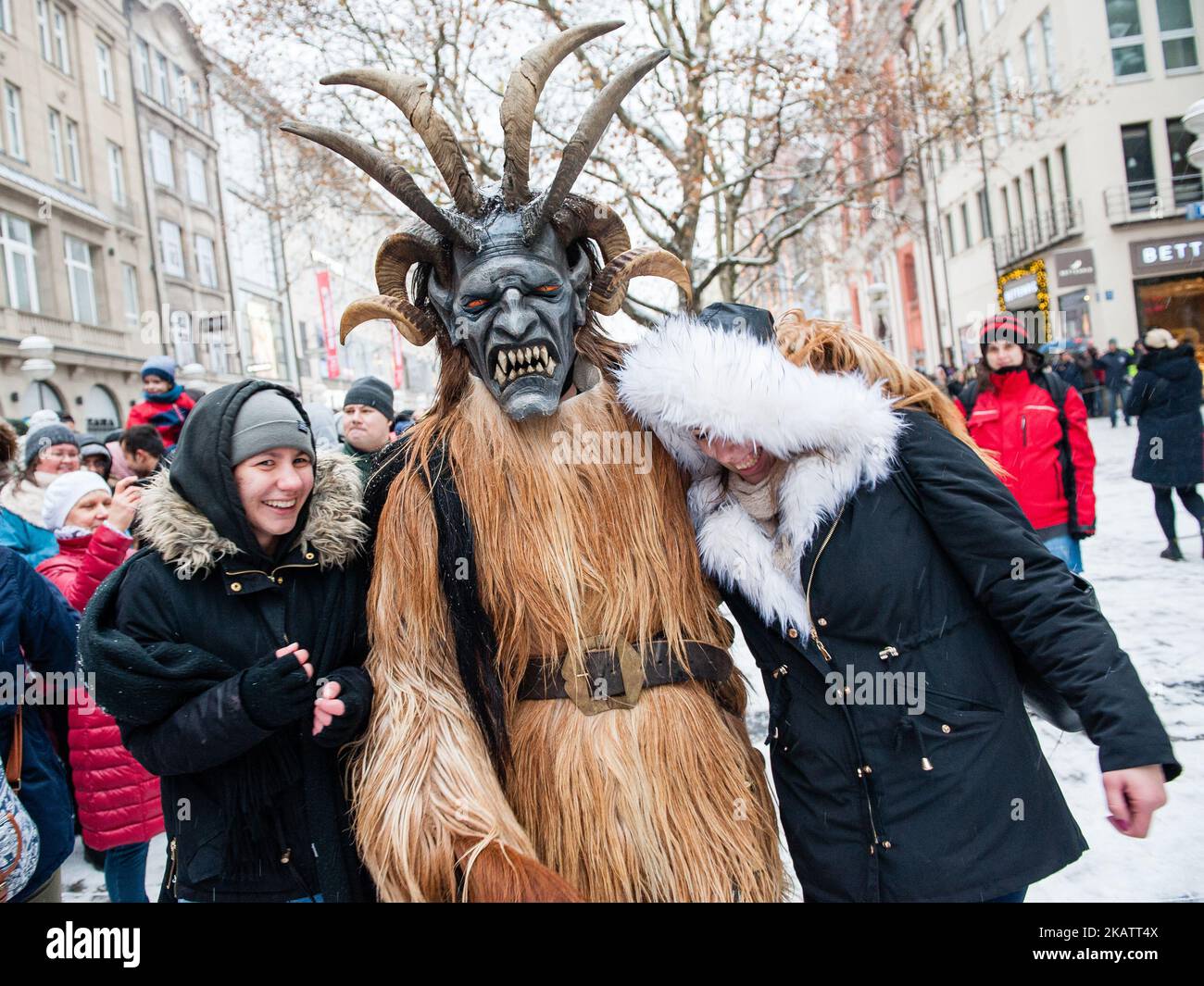 Dezember 10., München. Rund 300 maskierte Wesen erschrecken Passanten beim großen traditionellen Krampussen-Lauf rund um den Münchner Weihnachtsmarkt. Die 500-jährige Tradition des Krampuslaufs geht auf die christliche Folklore und die Geschichten des Bischofs Nikolaus und seines Gefährten, des Krampus, zurück. Der Lauf findet auf dem Münchner Weihnachtsmarkt statt und zeigt Mitglieder der ersten Krampus-Gruppe in München (Sparifankerl-Pass), die in traditionellen Kostümen gekleidet sind, um die Besucher zu überraschen. Diese Zahlen stammen aus heidnischen Feiern vom 22. Dezember, der längsten Nacht des Jahres, die später ad ad ad Stockfoto