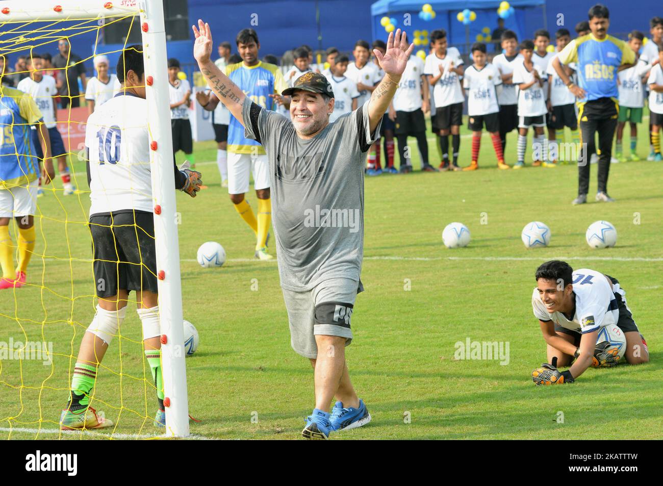 Der argentinische Fußballer Diego Maradona Gesten während eines Fußballworkshops mit Schülern in Barasat, etwa 35 km nördlich von Kalkutta, am 12. Dezember 2017.Maradona ist zu einem privaten Besuch in Indien.Diego Armando Maradona wurde am 30. Oktober 1960 geboren.während seiner Zeit bei der argentinischen Nationalmannschaft war er Maradona erzielte 34 Tore in 91 Auftritten. Sein internationales Debüt feierte er mit 16 Jahren gegen Ungarn am 27. Februar 1977. Maradona wurde von Trainer Cesar Luis Menotti für die Weltmeisterschaft 1978 auf heimischem Boden aus dem argentinischen Kader gelassen, der sich im Alter von 17 Jahren zu jung fühlte.Maradona und sein Landsmann und Stockfoto