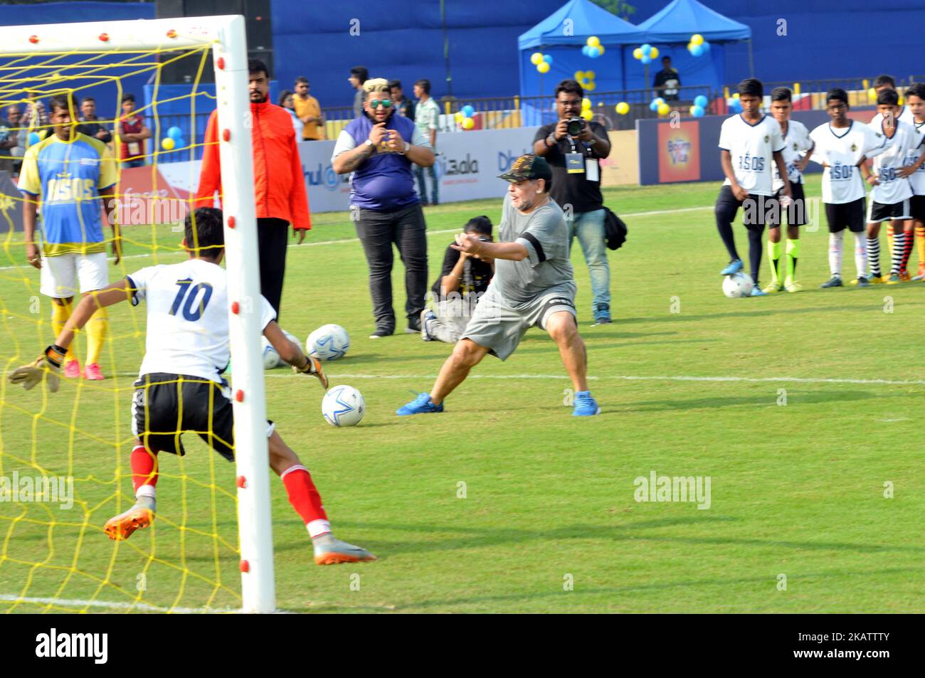 Der argentinische Fußballer Diego Maradona Gesten während eines Fußballworkshops mit Schülern in Barasat, etwa 35 km nördlich von Kalkutta, am 12. Dezember 2017.Maradona ist zu einem privaten Besuch in Indien.Diego Armando Maradona wurde am 30. Oktober 1960 geboren.während seiner Zeit bei der argentinischen Nationalmannschaft war er Maradona erzielte 34 Tore in 91 Auftritten. Sein internationales Debüt feierte er mit 16 Jahren gegen Ungarn am 27. Februar 1977. Maradona wurde von Trainer Cesar Luis Menotti für die Weltmeisterschaft 1978 auf heimischem Boden aus dem argentinischen Kader gelassen, der sich im Alter von 17 Jahren zu jung fühlte.Maradona und sein Landsmann und Stockfoto