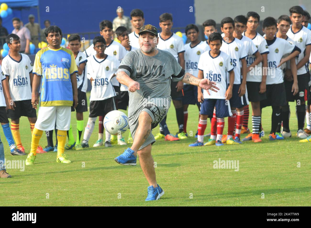 Argentiniens Fußballlegende Diego Maradona tritt am 12. Dezember 2017 in Barasat, etwa 38 km nördlich von Kalkutta, bei einem Fußballworkshop mit Schülern einen Fußball ein, Gesten. Maradona ist zu einem privaten Besuch in Indien.Diego Armando Maradona wurde am 30. Oktober 1960 geboren.während seiner Zeit bei der argentinischen Nationalmannschaft erzielte Maradona 34 Tore bei 91 Auftritten. Sein internationales Debüt feierte er mit 16 Jahren gegen Ungarn am 27. Februar 1977. Maradona wurde von Trainer Cesar Luis Menotti für die Weltmeisterschaft 1978 auf heimischem Boden aus dem argentinischen Kader gelassen, der sich mit 17 Jahren zu jung fühlte.Maradon Stockfoto