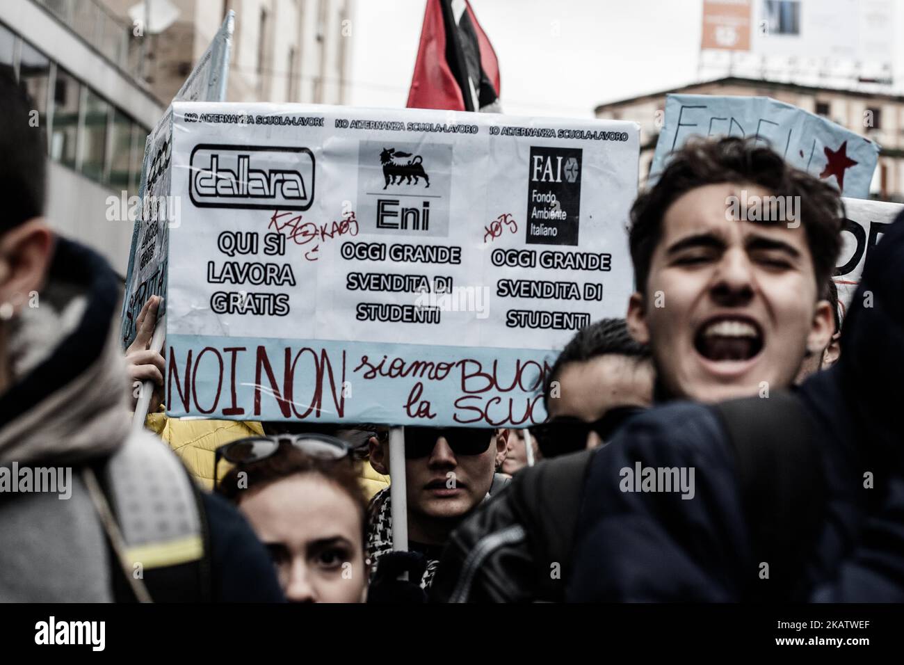 Am 15. Dezember 2017 protestieren Hunderte von Studenten an der Buona Scuola Juraschule in Neapel, Italien, gegen das Wechselsystem von Schularbeiten. Morgen, am 16.. Dezember, wurden in Rom die Generalstaaten des Schülerarbeitswechsels vom Minister Fedeli einberufen, um die ersten drei Jahre dieses sperimentalen Systems zu bewerten. (Foto von Paolo Manzo/NurPhoto) Stockfoto