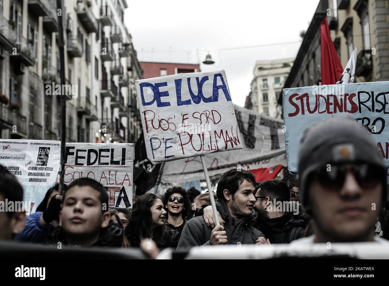 Am 15. Dezember 2017 protestieren Hunderte von Studenten an der Buona Scuola Juraschule in Neapel, Italien, gegen das Wechselsystem von Schularbeiten. Morgen, am 16.. Dezember, wurden in Rom die Generalstaaten des Schülerarbeitswechsels vom Minister Fedeli einberufen, um die ersten drei Jahre dieses sperimentalen Systems zu bewerten. (Foto von Paolo Manzo/NurPhoto) Stockfoto