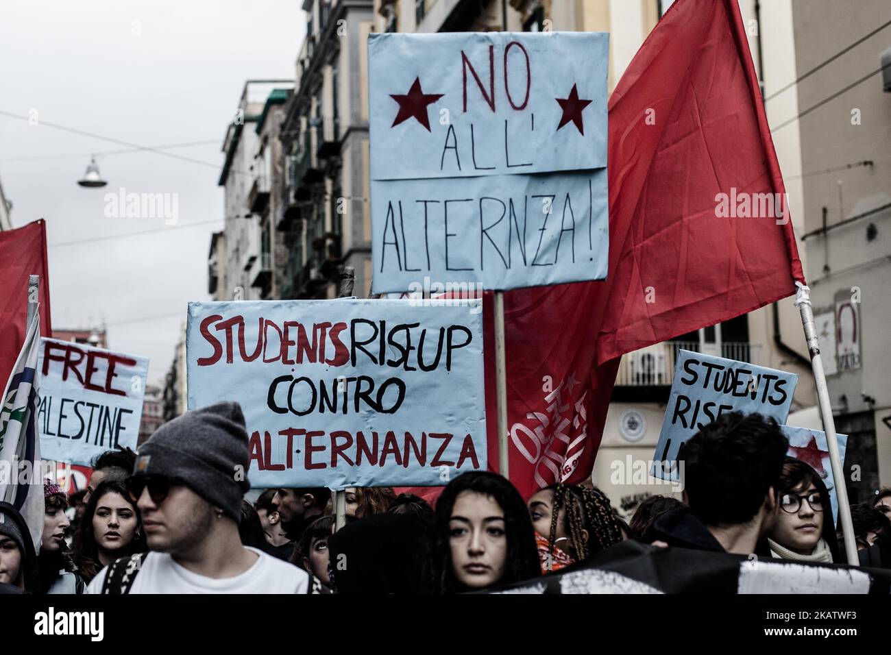 Am 15. Dezember 2017 protestieren Hunderte von Studenten an der Buona Scuola Juraschule in Neapel, Italien, gegen das Wechselsystem von Schularbeiten. Morgen, am 16.. Dezember, wurden in Rom die Generalstaaten des Schülerarbeitswechsels vom Minister Fedeli einberufen, um die ersten drei Jahre dieses sperimentalen Systems zu bewerten. (Foto von Paolo Manzo/NurPhoto) Stockfoto