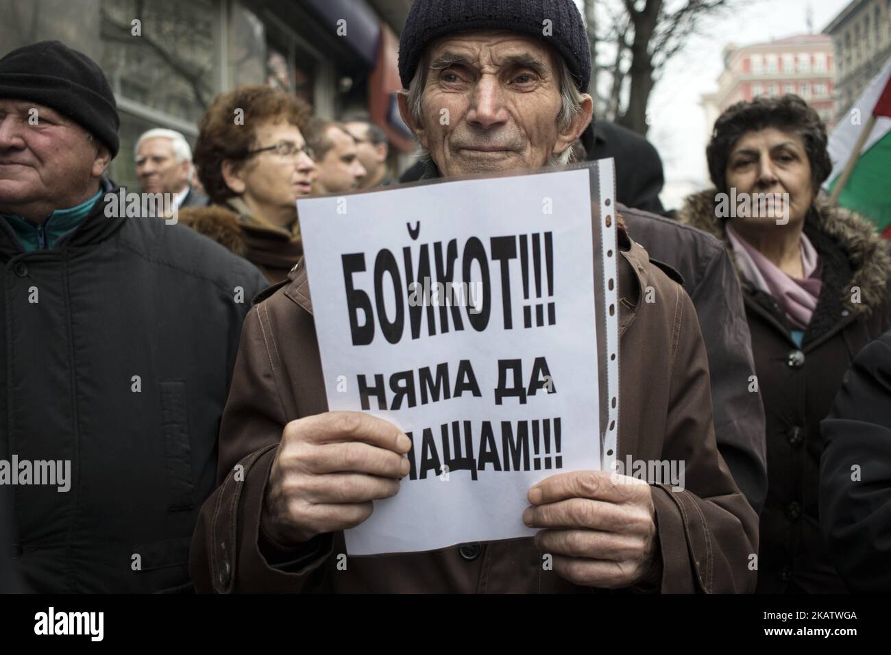 Öffentlicher Protest vor der Energie- und Wasserregulierungskommission (EWRC) in Sofia am 15. Dezember 2017 gegen die vorgeschlagene Erhöhung des Wasserpreises um 20 Prozent. (Foto von Hristo Vlacev/NurPhoto) Stockfoto