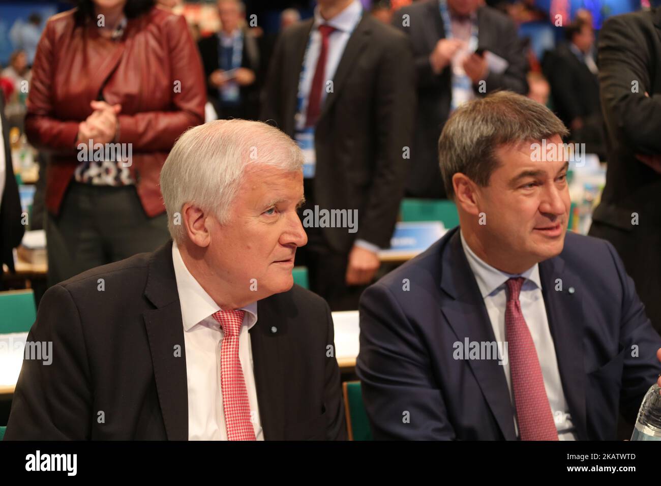 Der bayerische Finanzminister Markus Soeder (R) und Horst Seehofer, Landeshauptmann von Bayern und Vorsitzender der Bayerischen Christlich-Sozialunion (CSU), haben am 15. Dezember 2017 auf dem Parteitag der CSU, der bayerischen Schwesterpartei der Bundeskanzler-CDU, in Nürnberg teilgenommen. (Foto von Alexander Pohl/NurPhoto) Stockfoto