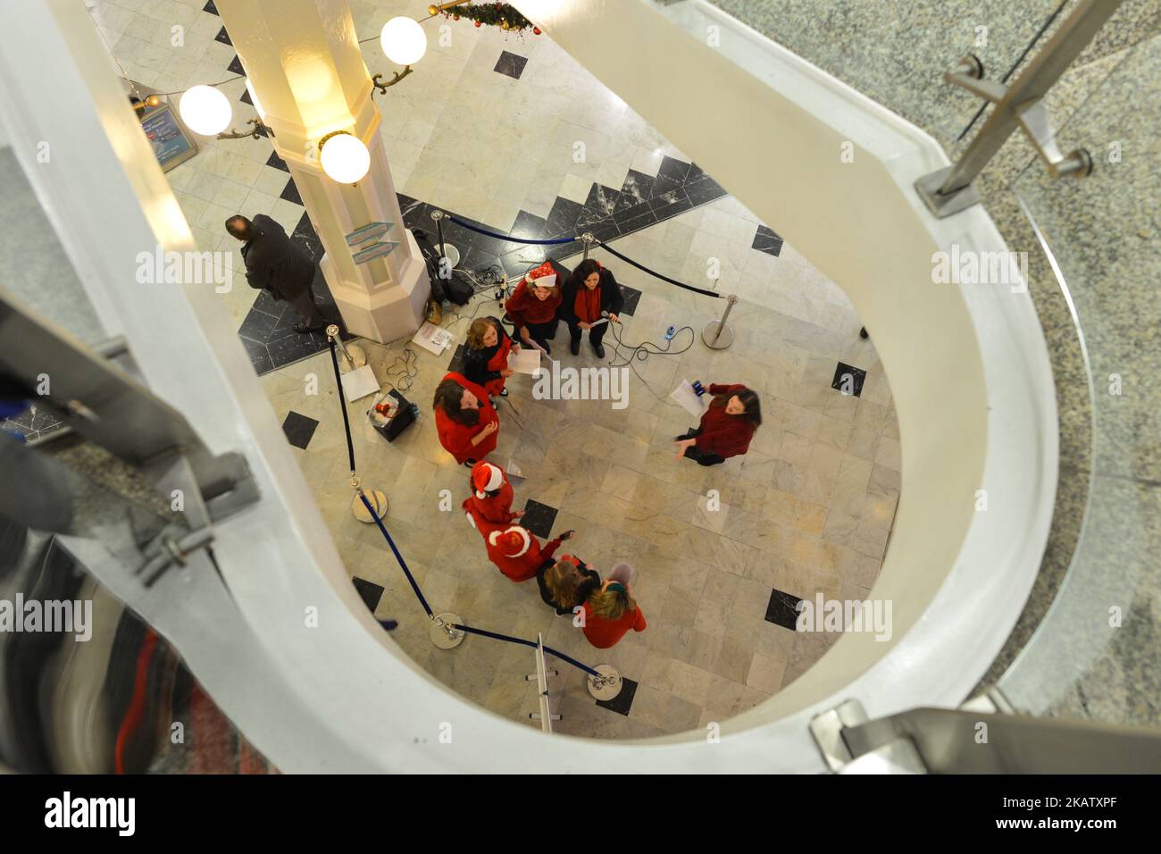 Weihnachtslieder im Stephen's Green Shopping Center, nur eine Woche vor Weihnachten. Am Sonntag, den 17. Dezember 2017, in Dublin, Irland. (Foto von Artur Widak/NurPhoto) Stockfoto