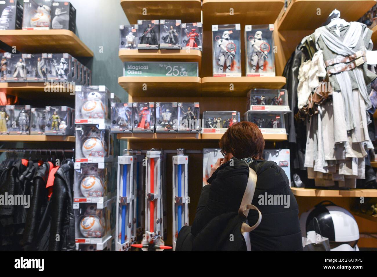 Star Wars-Gadgets, Spielzeug und Erinnerungsstücke für Star Wars-Fans können vor Weihnachten im Disney Store in der Grafton Street im Stadtzentrum von Dublin verkauft werden. In Dublin, Irland, am Samstag, den 16. Dezember 2017. (Foto von Artur Widak/NurPhoto) Stockfoto