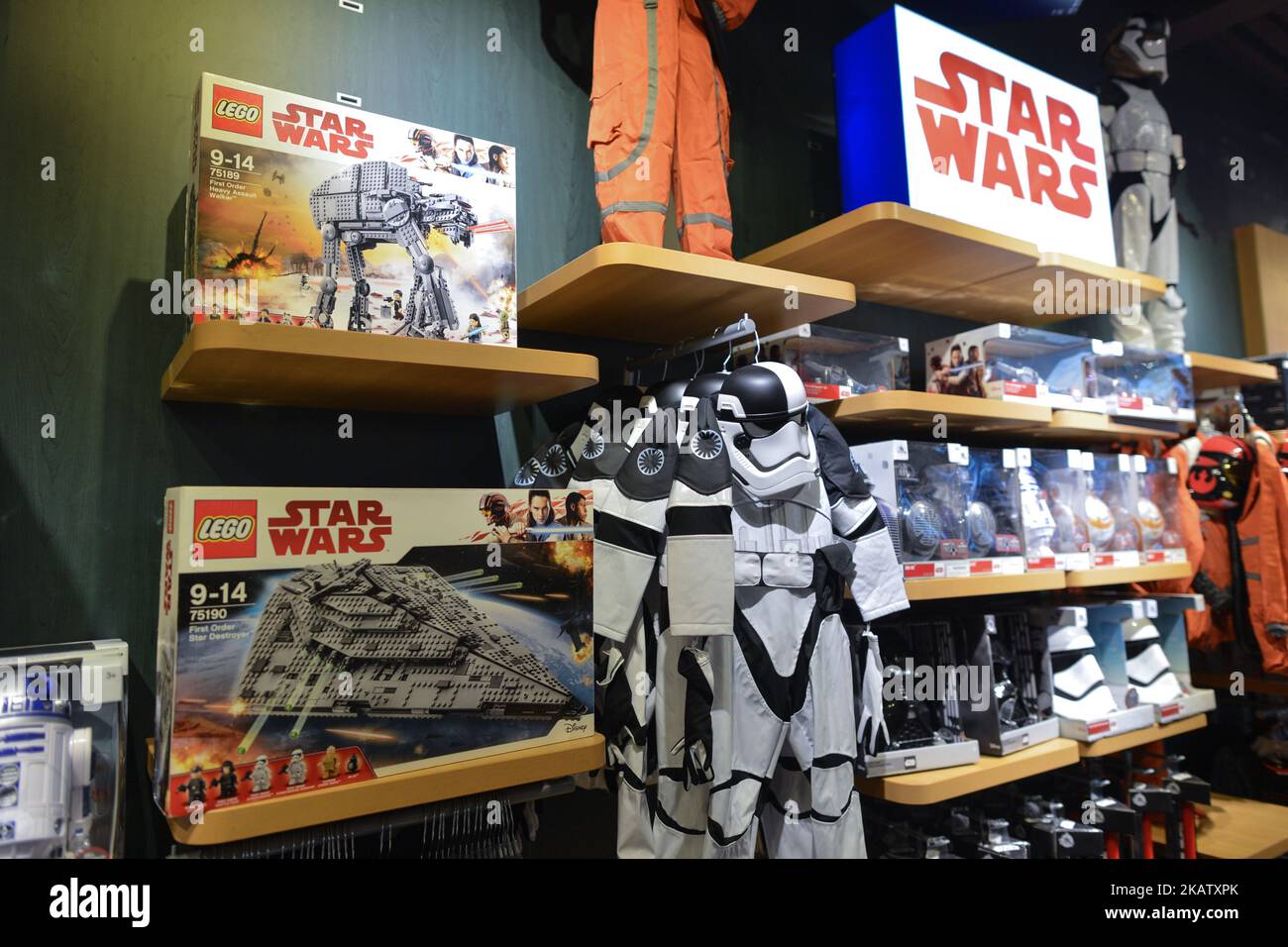 Star Wars Games, Gadgets, Spielzeug und Erinnerungsstücke für Star Wars-Fans können vor Weihnachten im Disney Store in der Grafton Street im Stadtzentrum von Dublin verkauft werden. In Dublin, Irland, am Samstag, den 16. Dezember 2017. (Foto von Artur Widak/NurPhoto) Stockfoto