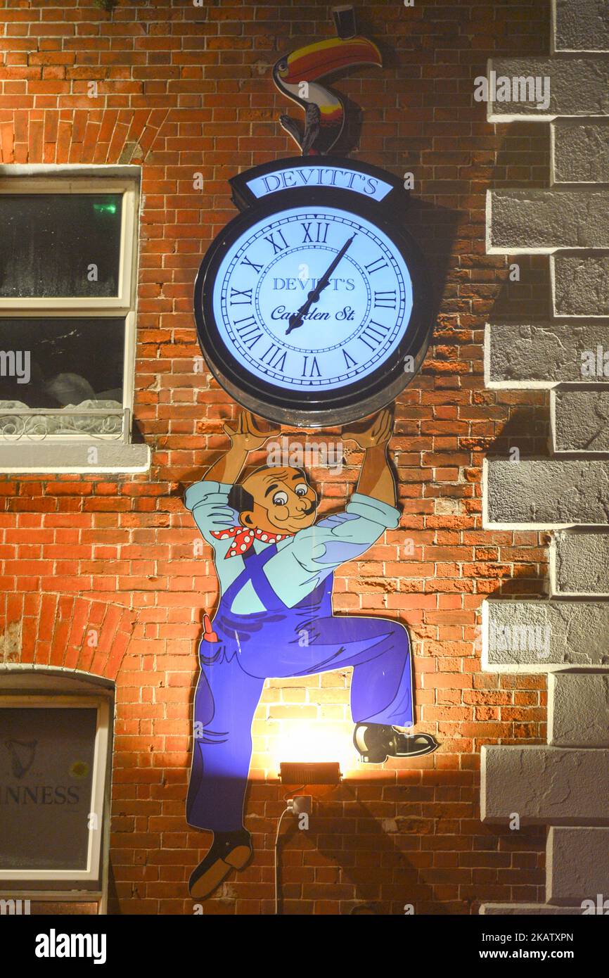 Ein Blick auf einen Guinness Add Over Devitt's Pub in Dublin, nur eine Woche vor Weihnachten. Am Sonntag, den 17. Dezember 2017, in Dublin, Irland. (Foto von Artur Widak/NurPhoto) Stockfoto