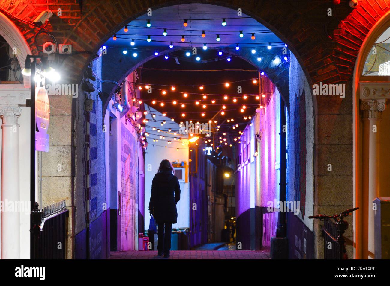 Ein Blick auf die weihnachtliche Passage in der Nähe der Dubliner Harcourt Street am Sonntagabend, nur eine Woche vor Weihnachten. Am Sonntag, den 17. Dezember 2017, in Dublin, Irland. (Foto von Artur Widak/NurPhoto) Stockfoto