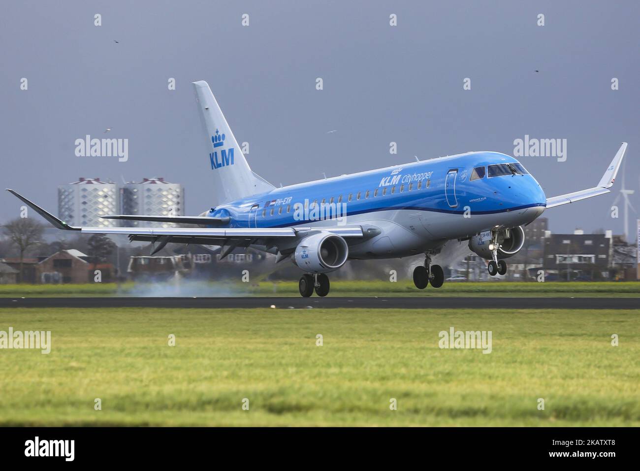 KLM, die Royal Dutch Airlines, wie sie im November 2017 auf dem Flughafen Amsterdam, Schiphol, beim Landeanflug, Start und Rollieren zu sehen war. KLM nutzt den Flughafen Amsterdam als Hauptverkehrsknotenpunkt für Verbindungen nach Europa, Afrika, dem Nahen Osten, Amerika und Asien. Vor kurzem hat KLM ihre älteren Fokker-Flugzeuge eingestellt. Heutzutage verwendet KLM Boeing 737, 747, 787 Dreamliner, Airbus A330 und Embraer 190 und 175. KLM hat 3 Tochtergesellschaften, KLM Cityhopper, Transavia und Martinair. Die derzeitige Flotte von KLM (auslaufende Tochtergesellschaften) umfasst 119 Flugzeuge und 18 Bestellungen von Flugzeugen der nächsten Generation wie Airbus A350 und Boeing 787 Dreamliner. KLM ist Teil von SK Stockfoto