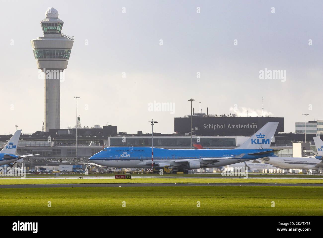 KLM, die Royal Dutch Airlines, wie sie im November 2017 auf dem Flughafen Amsterdam, Schiphol, beim Landeanflug, Start und Rollieren zu sehen war. KLM nutzt den Flughafen Amsterdam als Hauptverkehrsknotenpunkt für Verbindungen nach Europa, Afrika, dem Nahen Osten, Amerika und Asien. Vor kurzem hat KLM ihre älteren Fokker-Flugzeuge eingestellt. Heutzutage verwendet KLM Boeing 737, 747, 787 Dreamliner, Airbus A330 und Embraer 190 und 175. KLM hat 3 Tochtergesellschaften, KLM Cityhopper, Transavia und Martinair. Die derzeitige Flotte von KLM (auslaufende Tochtergesellschaften) umfasst 119 Flugzeuge und 18 Bestellungen von Flugzeugen der nächsten Generation wie Airbus A350 und Boeing 787 Dreamliner. KLM ist Teil von SK Stockfoto