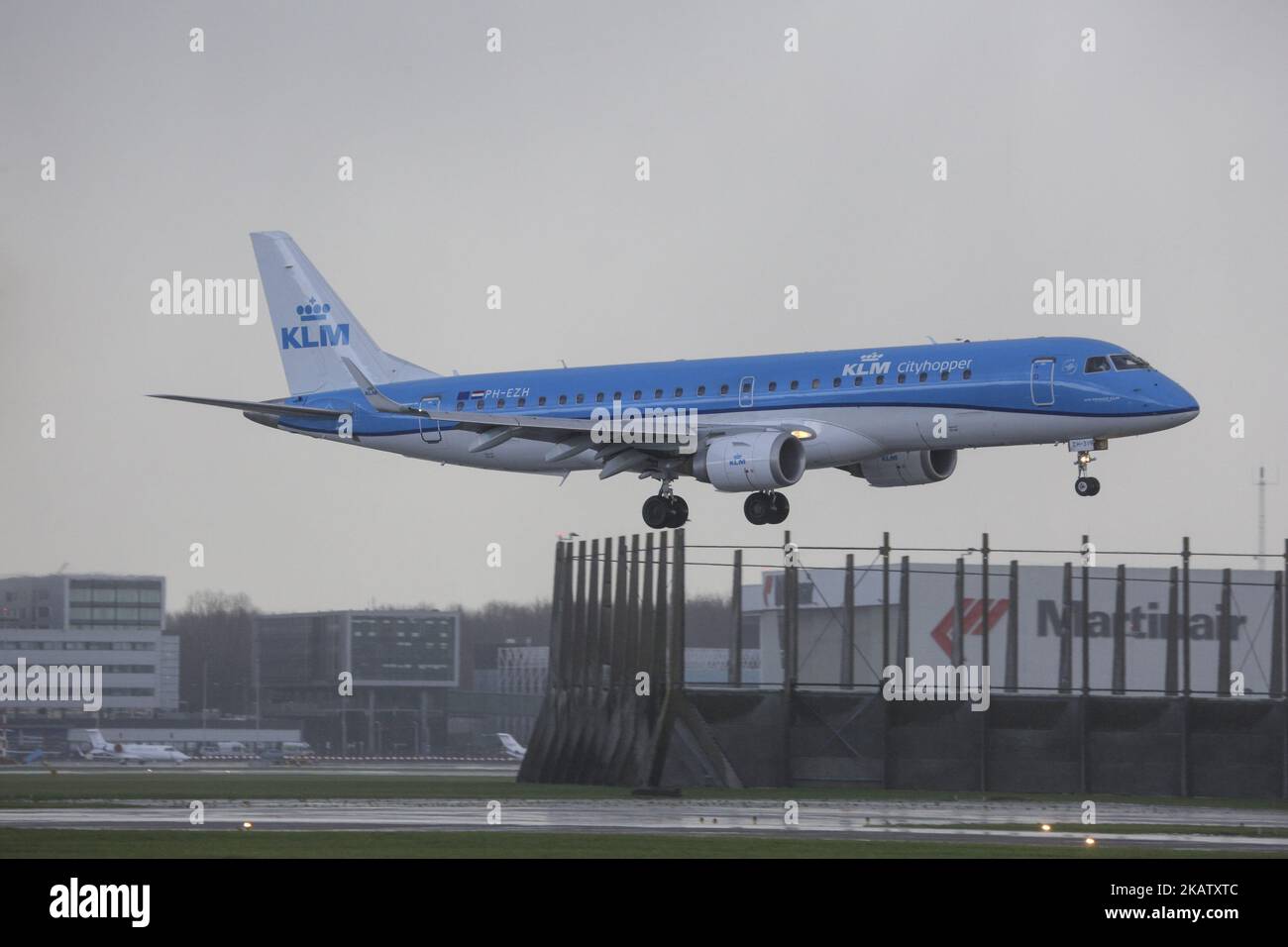 KLM, die Royal Dutch Airlines, wie sie im November 2017 auf dem Flughafen Amsterdam, Schiphol, beim Landeanflug, Start und Rollieren zu sehen war. KLM nutzt den Flughafen Amsterdam als Hauptverkehrsknotenpunkt für Verbindungen nach Europa, Afrika, dem Nahen Osten, Amerika und Asien. Vor kurzem hat KLM ihre älteren Fokker-Flugzeuge eingestellt. Heutzutage verwendet KLM Boeing 737, 747, 787 Dreamliner, Airbus A330 und Embraer 190 und 175. KLM hat 3 Tochtergesellschaften, KLM Cityhopper, Transavia und Martinair. Die derzeitige Flotte von KLM (auslaufende Tochtergesellschaften) umfasst 119 Flugzeuge und 18 Bestellungen von Flugzeugen der nächsten Generation wie Airbus A350 und Boeing 787 Dreamliner. KLM ist Teil von SK Stockfoto