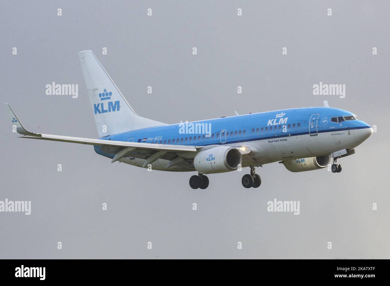 KLM, die Royal Dutch Airlines, wie sie im November 2017 auf dem Flughafen Amsterdam, Schiphol, beim Landeanflug, Start und Rollieren zu sehen war. KLM nutzt den Flughafen Amsterdam als Hauptverkehrsknotenpunkt für Verbindungen nach Europa, Afrika, dem Nahen Osten, Amerika und Asien. Vor kurzem hat KLM ihre älteren Fokker-Flugzeuge eingestellt. Heutzutage verwendet KLM Boeing 737, 747, 787 Dreamliner, Airbus A330 und Embraer 190 und 175. KLM hat 3 Tochtergesellschaften, KLM Cityhopper, Transavia und Martinair. Die derzeitige Flotte von KLM (auslaufende Tochtergesellschaften) umfasst 119 Flugzeuge und 18 Bestellungen von Flugzeugen der nächsten Generation wie Airbus A350 und Boeing 787 Dreamliner. KLM ist Teil von SK Stockfoto