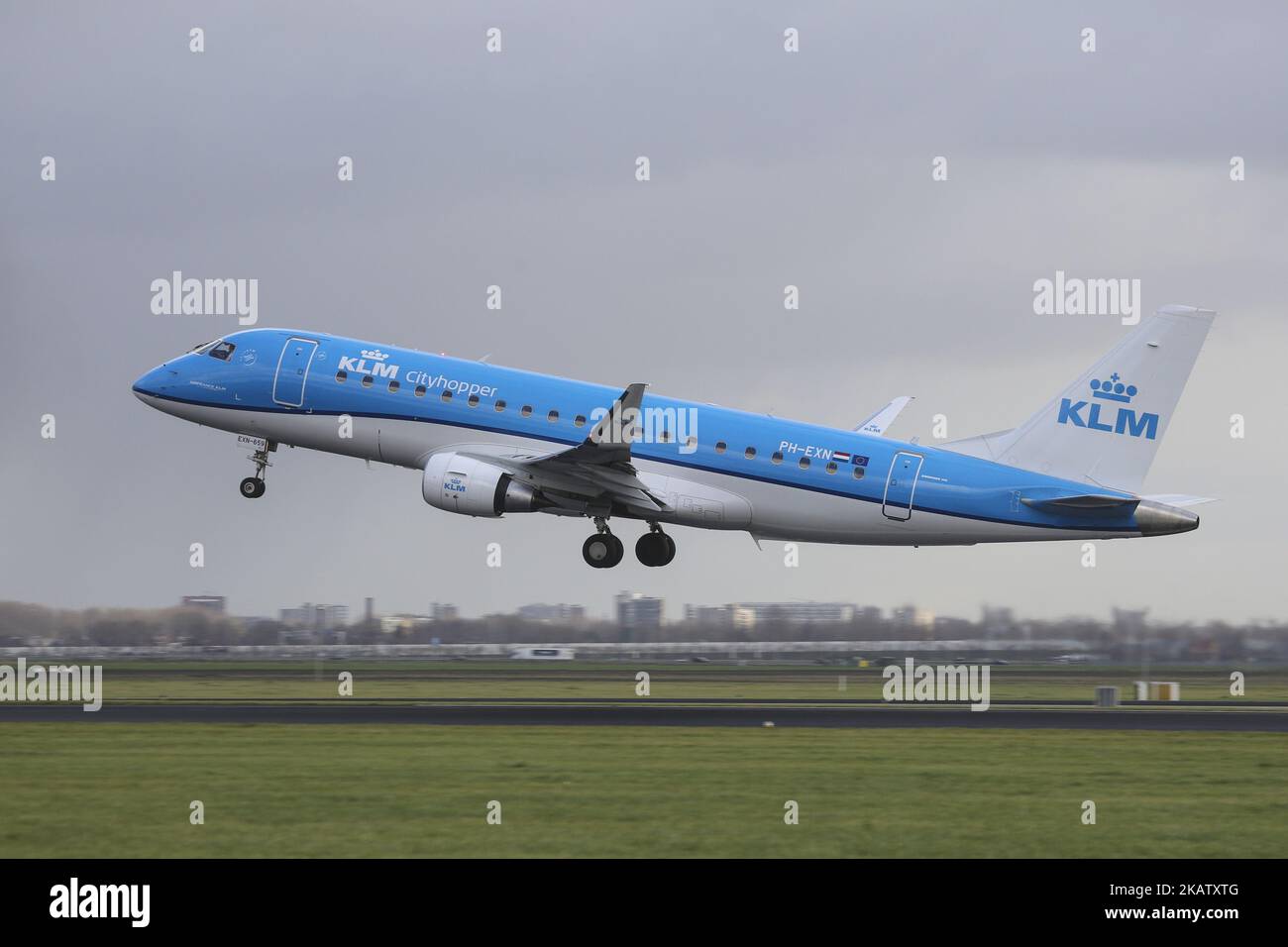 KLM, die Royal Dutch Airlines, wie sie im November 2017 auf dem Flughafen Amsterdam, Schiphol, beim Landeanflug, Start und Rollieren zu sehen war. KLM nutzt den Flughafen Amsterdam als Hauptverkehrsknotenpunkt für Verbindungen nach Europa, Afrika, dem Nahen Osten, Amerika und Asien. Vor kurzem hat KLM ihre älteren Fokker-Flugzeuge eingestellt. Heutzutage verwendet KLM Boeing 737, 747, 787 Dreamliner, Airbus A330 und Embraer 190 und 175. KLM hat 3 Tochtergesellschaften, KLM Cityhopper, Transavia und Martinair. Die derzeitige Flotte von KLM (auslaufende Tochtergesellschaften) umfasst 119 Flugzeuge und 18 Bestellungen von Flugzeugen der nächsten Generation wie Airbus A350 und Boeing 787 Dreamliner. KLM ist Teil von SK Stockfoto