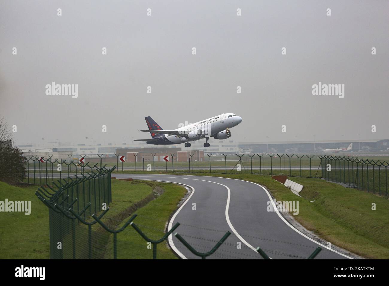 Die Flotte von Brussels Airlines wurde Anfang Dezember 2017 an einem regnerischen Tag am internationalen Flughafen Brüssel-Zavantem gesehen. Brussels Airlines ist die Flaggenfluggesellschaft und größte Fluggesellschaft Belgiens. Der Hauptsitz und Drehkreuz befindet sich am Flughafen Brüssel. Die Lufthansa Group ist Eigentümer der Airline und auch Teil der Star Alliance. Die derzeitige Flotte besteht ausschließlich aus Airbus A319, Airbus A320, Airbus A330 und bald Airbus A340, SN hat auch einige Sukhoi Super Jet 100 von CITIJET geleast. Die Fluggesellschaft bedient 96 Ziele, darunter Europa, Asien, Amerika, den Nahen Osten und Afrika. Der internationale Flughafen Brüssel hat ein tr Stockfoto