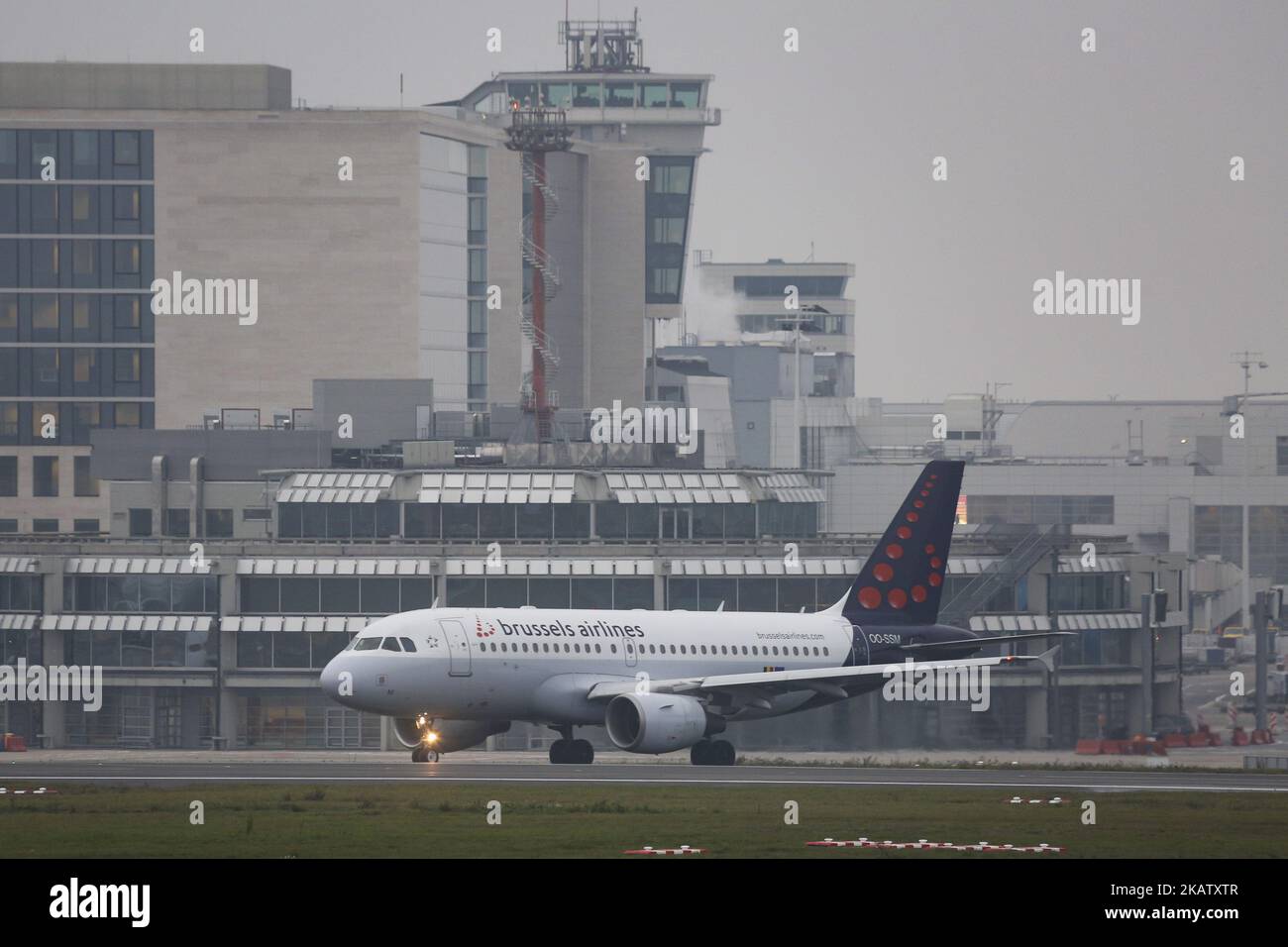 Die Flotte von Brussels Airlines wurde Anfang Dezember 2017 an einem regnerischen Tag am internationalen Flughafen Brüssel-Zavantem gesehen. Brussels Airlines ist die Flaggenfluggesellschaft und größte Fluggesellschaft Belgiens. Der Hauptsitz und Drehkreuz befindet sich am Flughafen Brüssel. Die Lufthansa Group ist Eigentümer der Airline und auch Teil der Star Alliance. Die derzeitige Flotte besteht ausschließlich aus Airbus A319, Airbus A320, Airbus A330 und bald Airbus A340, SN hat auch einige Sukhoi Super Jet 100 von CITIJET geleast. Die Fluggesellschaft bedient 96 Ziele, darunter Europa, Asien, Amerika, den Nahen Osten und Afrika. Der internationale Flughafen Brüssel hat ein tr Stockfoto