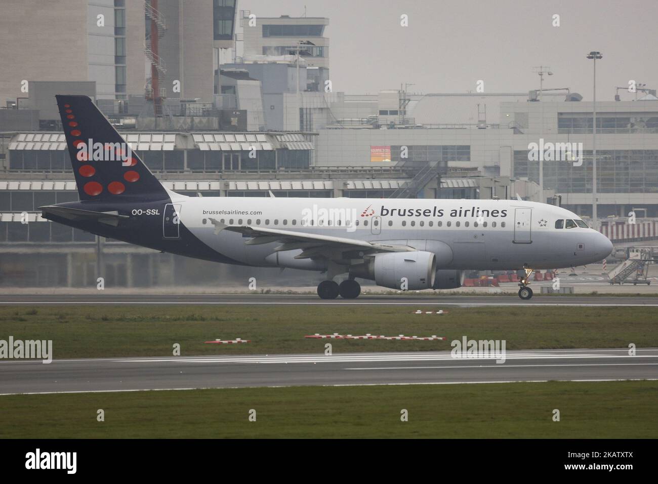 Die Flotte von Brussels Airlines wurde Anfang Dezember 2017 an einem regnerischen Tag am internationalen Flughafen Brüssel-Zavantem gesehen. Brussels Airlines ist die Flaggenfluggesellschaft und größte Fluggesellschaft Belgiens. Der Hauptsitz und Drehkreuz befindet sich am Flughafen Brüssel. Die Lufthansa Group ist Eigentümer der Airline und auch Teil der Star Alliance. Die derzeitige Flotte besteht ausschließlich aus Airbus A319, Airbus A320, Airbus A330 und bald Airbus A340, SN hat auch einige Sukhoi Super Jet 100 von CITIJET geleast. Die Fluggesellschaft bedient 96 Ziele, darunter Europa, Asien, Amerika, den Nahen Osten und Afrika. Der internationale Flughafen Brüssel hat ein tr Stockfoto