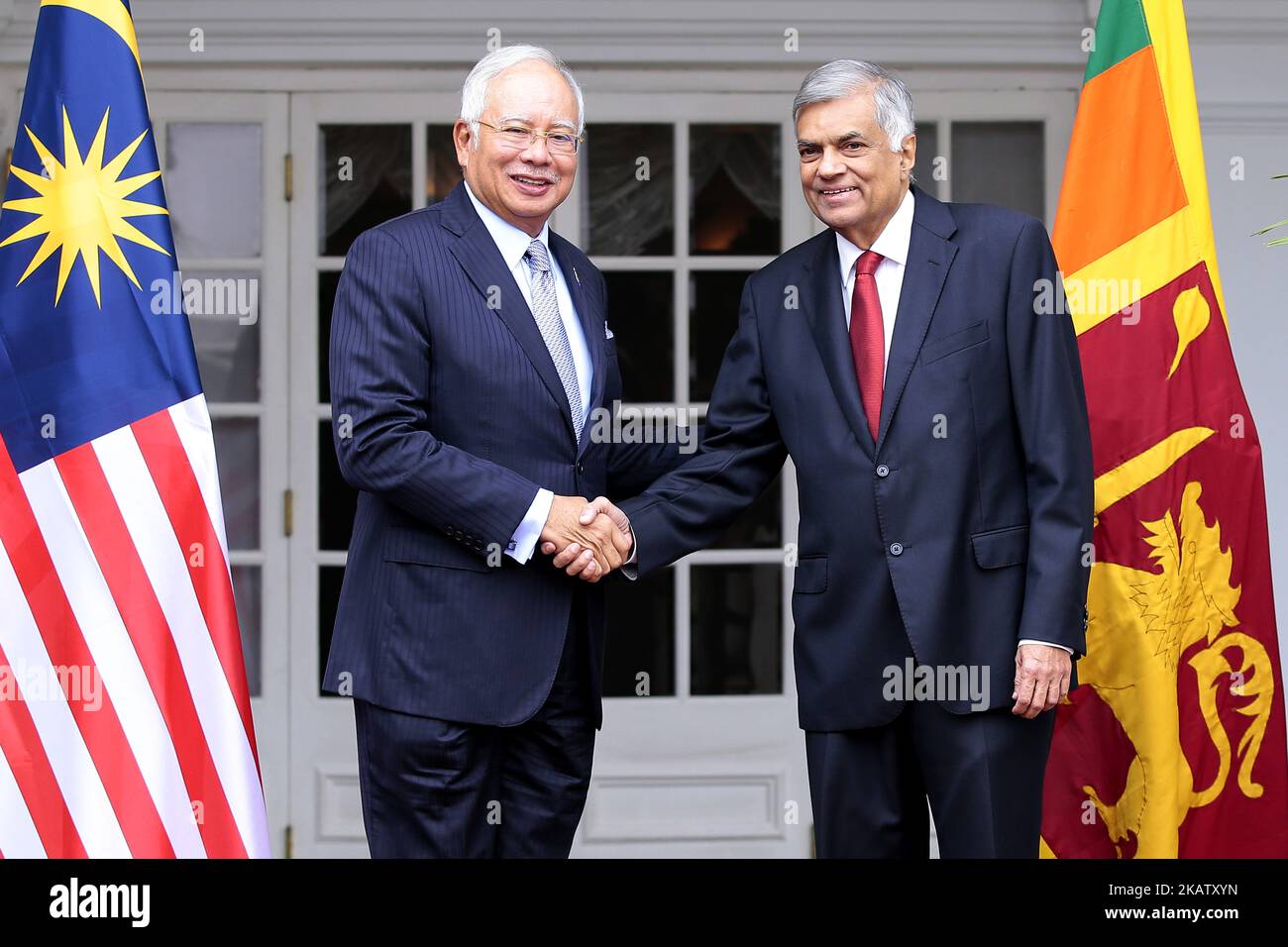 Der Premierminister von Sri Lanka, Ranil Wickramasinghe (R), schüttelt sich die Hände mit dem malaysischen Premierminister Najib Razak beim Büro des Premierministers, Colombo, Sri Lanka, Dienstag, 19. Dezember 2017. Sri Lanka und Malaysia feiern den 60.. Jahrestag der Aufnahme diplomatischer Beziehungen. Razak wird am 19 nach einem dreitägigen offiziellen Besuch in Sri Lanka auf die Malediven aufbrechen. (Foto von Tharaka Basnayaka/NurPhoto) Stockfoto