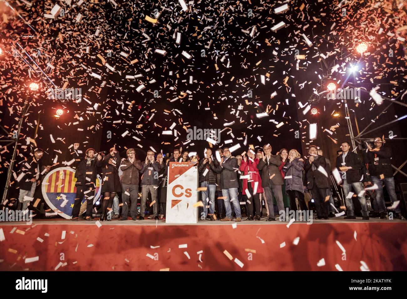 Ines Arrimadas, Vorsitzende der katalanischen Partei Ciudadanos, feiert die Ergebnisse mit Mitgliedern ihrer Partei am 21. Dezember 2017 in Barcelona, Spanien. Die unionistische Bürgerpartei (die unionistischen Ciutadans) gewinnt den größten Stimmenanteil, aber die drei wichtigsten Unabhängigkeitsparteien Kataloniens (JuntsxCat, ERC und CUP) haben sich eine knappe Mehrheit im parlament gesichert, da die Regionalwahlen eine Rekordbeteiligung verzeichnen. (Foto von Celestino Arce/NurPhoto) Stockfoto