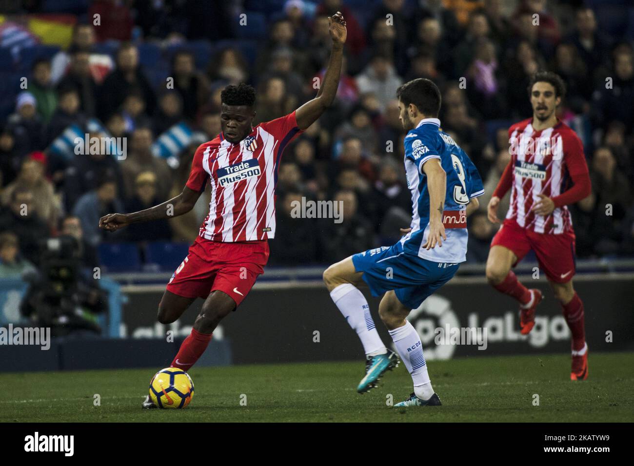 05 Thomas aus Ghana von Atletico de Madrid verteidigt durch 03 Aaron aus Spanien von RCD Espanyol während des Spiels der La Liga Santander zwischen RCD Espanyol gegen Atletico de Madrid, im RCD-Stadion in Barcelona am 22. Dezember 2017. (Foto von Xavier Bonilla/NurPhoto) Stockfoto