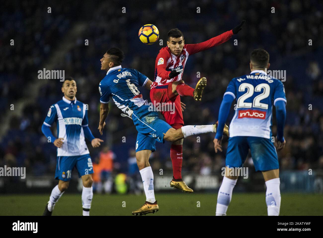 BARCELONA, SPANIEN - 22. DEZEMBER: 21 Kevin Gameiro aus Frankreich von Atletico de Madrid verteidigt durch 06 Oscar Duarte aus Nicaragua von RCD Espanyol während des Spiels der La Liga Santander zwischen RCD Espanyol gegen Atletico de Madrid, im RCD Stadium in Barcelona am 22. Dezember, 2017. (Foto von Xavier Bonilla/NurPhoto) Stockfoto