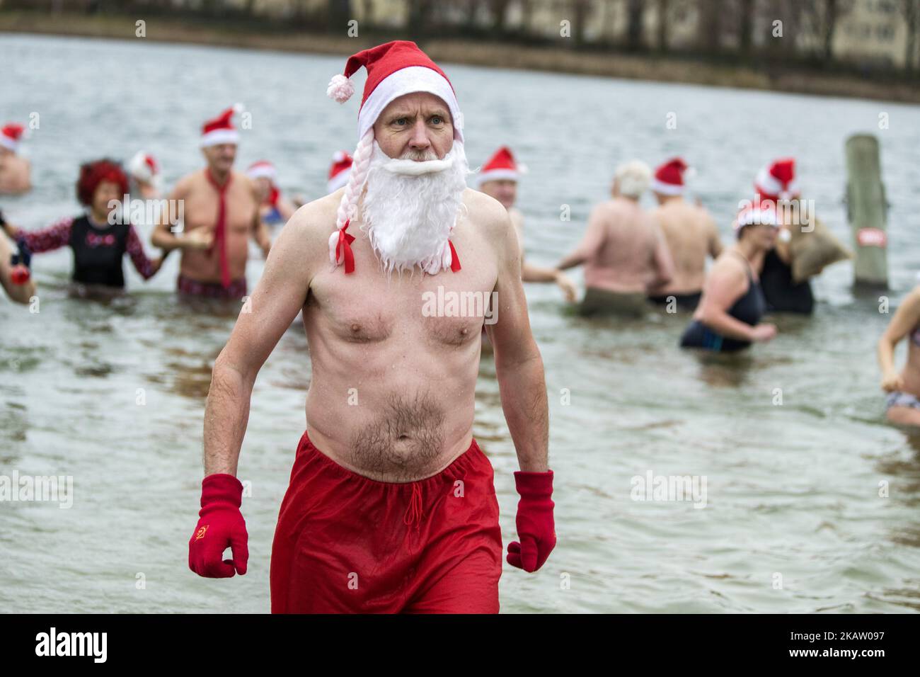 Am 25. Dezember 2017 besuchen Mitglieder des Schwimmvereins 'Berliner Seehunde' ihr traditionelles Eis-Weihnachtsschwimmbad im Berliner Orankesee. (Foto von Emmanuele Contini/NurPhoto) Stockfoto