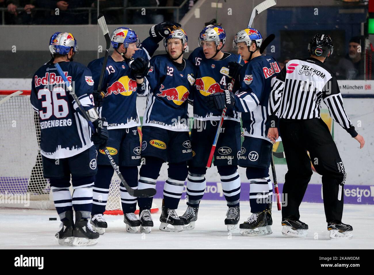 EHC Red Bull München im Rahmen des 35.. Spieltages der Deutschen Eishockey Liga zwischen Red Bull München und ERC Ingolstadt am 26. Dezember 2017 im Olympiastadion des Eissportzentrums in München. (Foto von Marcel Engelbrecht/NurPhoto) Stockfoto