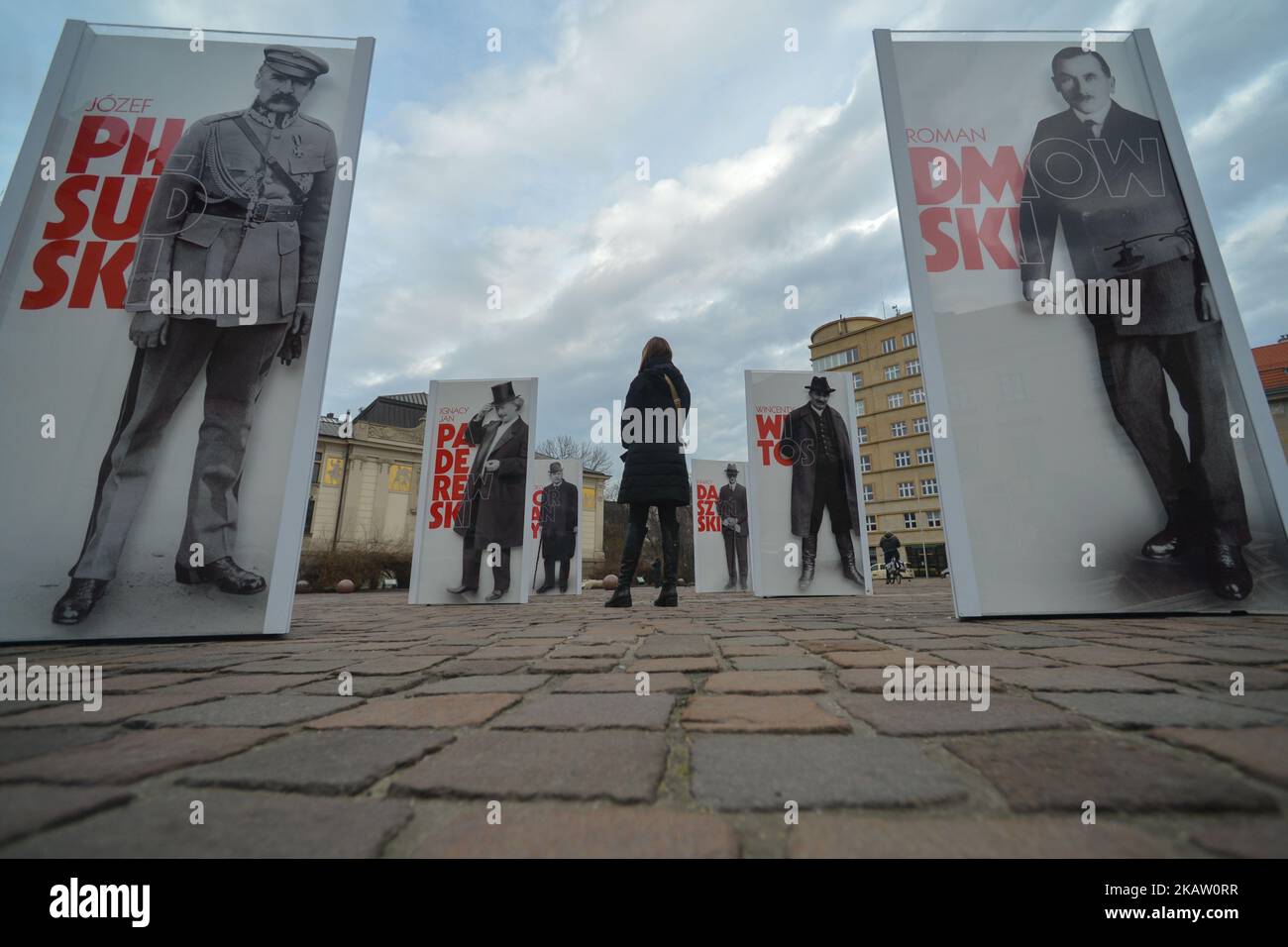 Die Ausstellung „Väter der Unabhängigkeit“ im Freien auf dem Krakauer Szczepanski-Platz bringt den Beginn der Feierlichkeiten zum 100. Jahrestag der polnischen Unabhängigkeit näher. Der Wiederaufbau des polnischen Staates nach 123 Jahren Trennungen war ein historischer Durchbruch. Die Bemühungen vieler Polen, ihr Engagement und ihre Opfer während des Ersten Weltkriegs, zusammen mit energischen diplomatischen Aktionen, führten zur Gründung der Zweiten Republik Polen. Der ganze Prozess wurde von den "Vätern der Unabhängigkeit" geleitet. Am Donnerstag, den 7. Dezember 2017, in Krakau, Polen. (Foto von Artur Widak/NurPhoto) Stockfoto