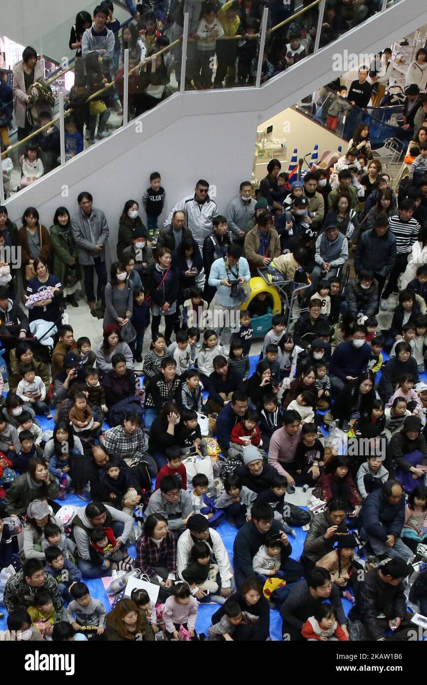 Die Menschen betrachten einen Helden-Shaw einer beliebten Animation einer Neujahrsveranstaltung in Tokio, Japan, 2. Januar 2018. (Foto von Hitoshi Yamada/NurPhoto) Stockfoto