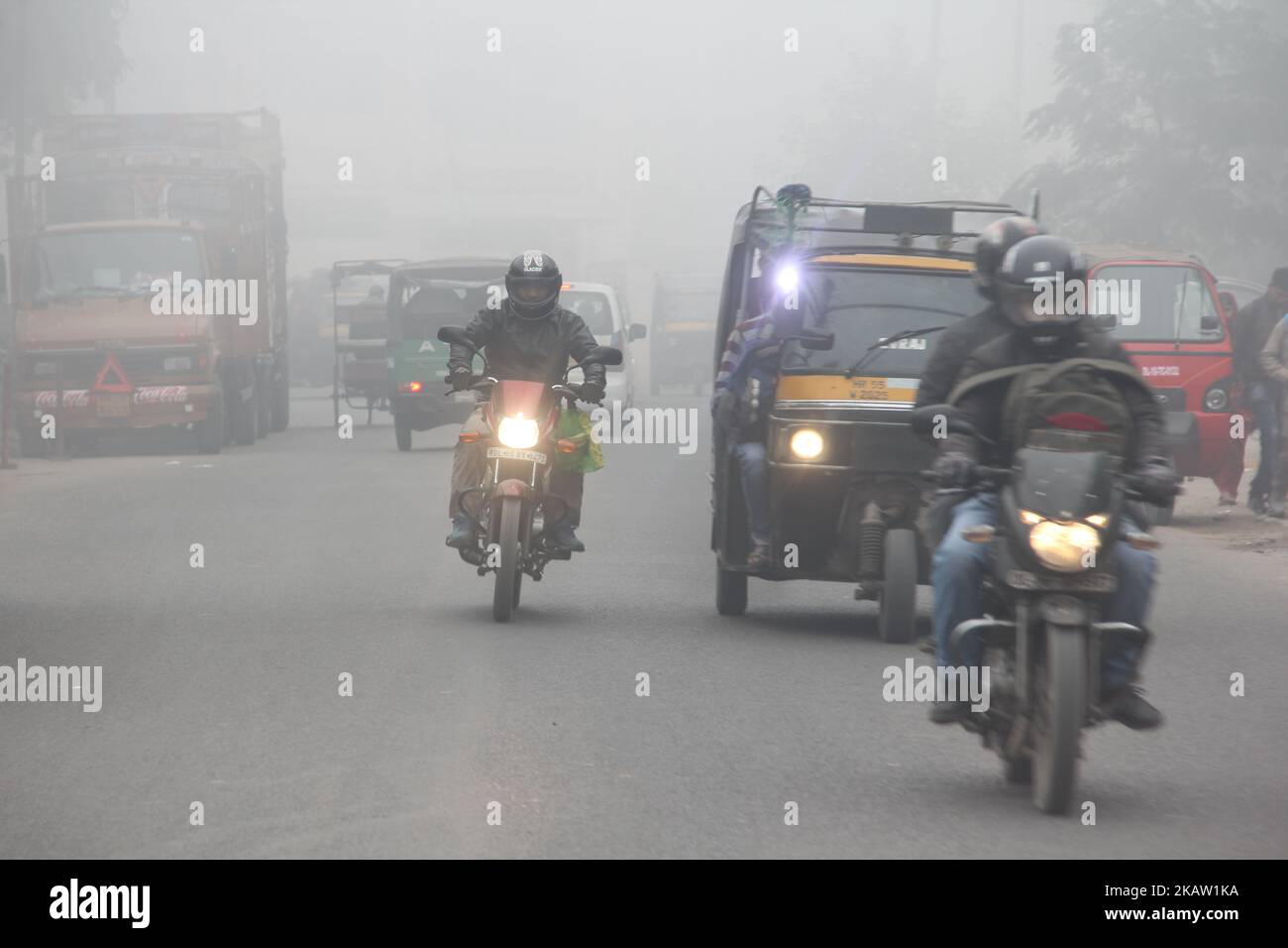 Ein dichter Nebel ergreift Delhi-NCR, Indien am 4. Januar 2018. Flugoperationen waren bei der Indira Gandhi International (IGI) betroffen. Die geringe Sicht verzögerte rund 20 Flüge. Auch 12 Züge wurden abgesagt. (Foto von Nasir Kachroo/NurPhoto) Stockfoto