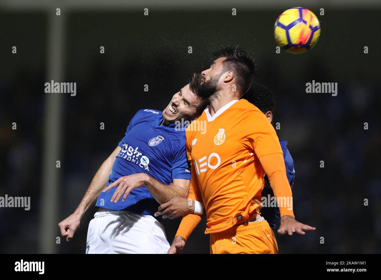 Portos brasilianischer Verteidiger, der sich gegen den portugiesischen Stürmer Joao Silva (L) von Feirense während des Spiels der Premier League 2016/17 zwischen CD Feirense und dem FC Porto im Marcolino de Castro Stadium in Santa Maria da Feira am 3. Januar 2018 stellt. (Foto von Paulo Oliveira / DPI / NurPhoto) Stockfoto