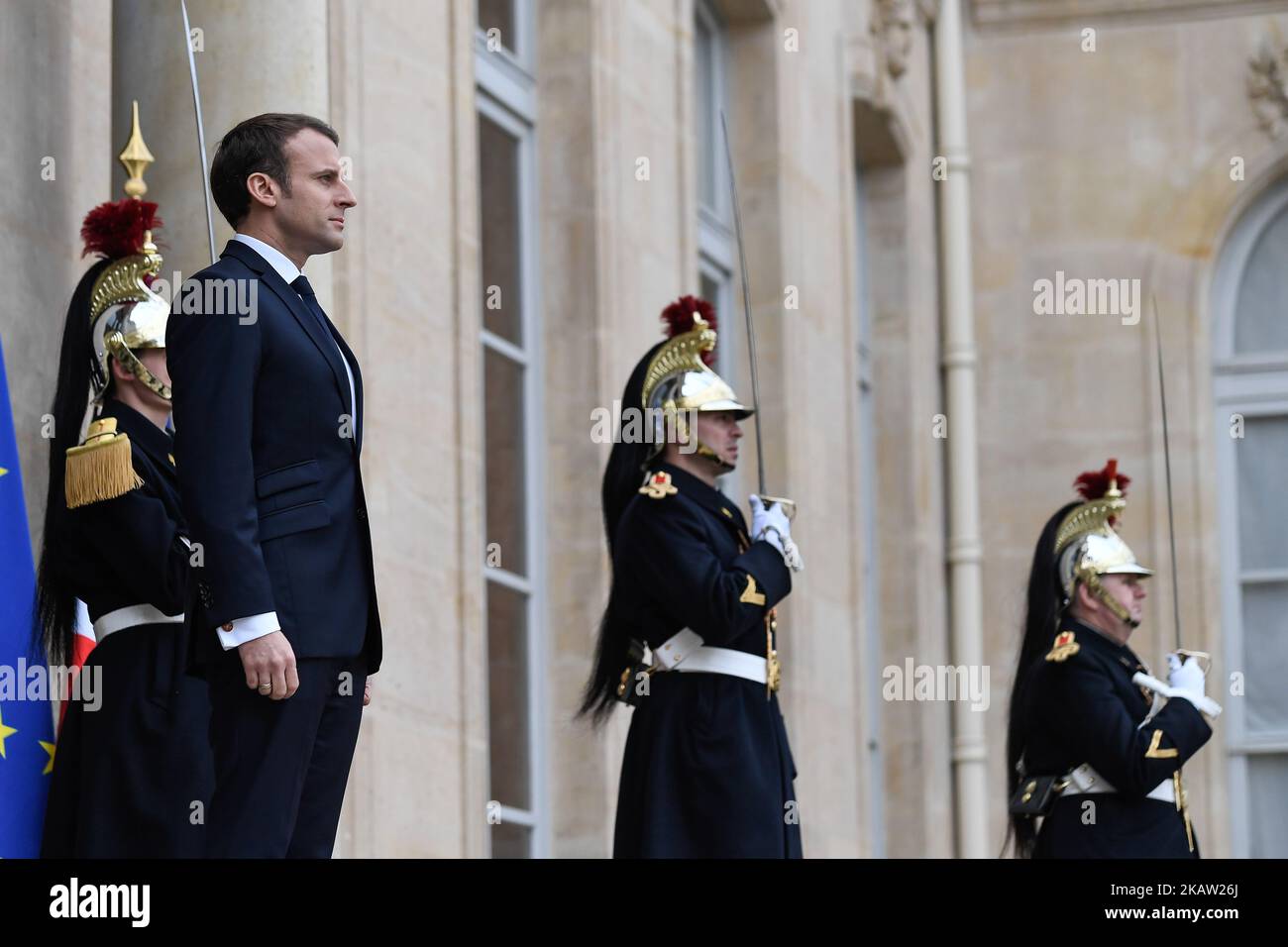 Der französische Präsident Emmanuel Macron wartet darauf, den türkischen Präsidenten Recep Tayyip Erdogan vor seinem Treffen im Präsidentenpalast von Elysee am 05. Januar 2018 in Paris, Frankreich, willkommen zu heißen. Erdogan ist für einen eintägigen Besuch in Paris. (Foto von Julien Mattia/NurPhoto) Stockfoto