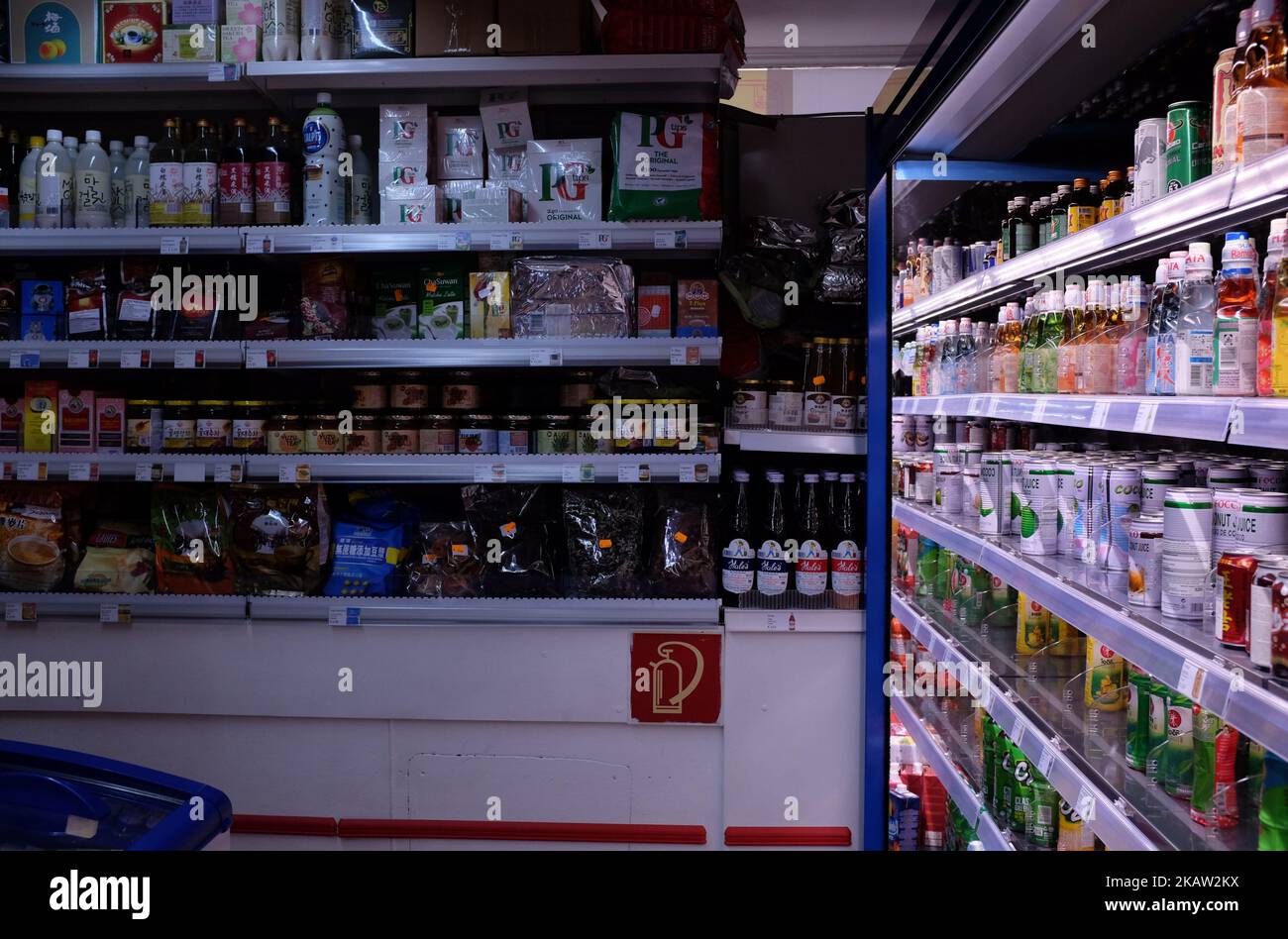 Ecke eines europäischen asiatischen Supermarkts mit bunten Getränken und Kochprodukten Stockfoto