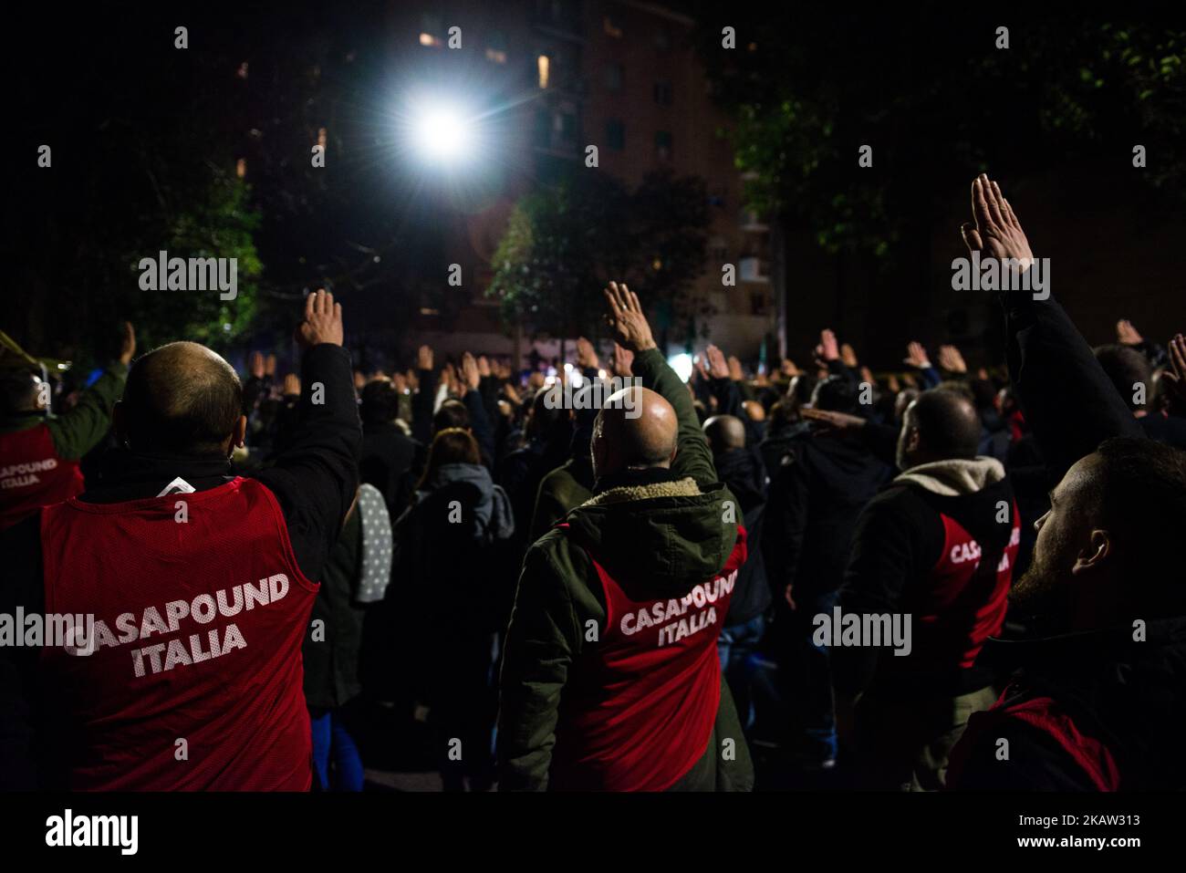 Faschistischer Gruß zum Gedenken an die gefallenen Kameraden am 7. Januar 2018 in Rom, Italien, an den 40.. Jahrestag des Massakers von Acca Larentia im Bezirk Tuscolano. Die Morde an Acca Larentia beziehen sich auf die politische Tötung von drei jungen Aktivisten, Franco Bigonzetti, Francesco Ciavatta und Stefano Recchioni, von der Jugendfront der italienischen Sozialbewegung in Rom am Abend des 7. Januar 1978. Zwei von ihnen hatten gerade das Hauptquartier des ISM verlassen, das sich in einer Straße befindet, die als Acca Larentia im beliebten Bezirk Tuscolano bekannt ist; der dritte wurde während der Anti-Polizei-Unruhen in der folgenden Zeit getötet Stockfoto