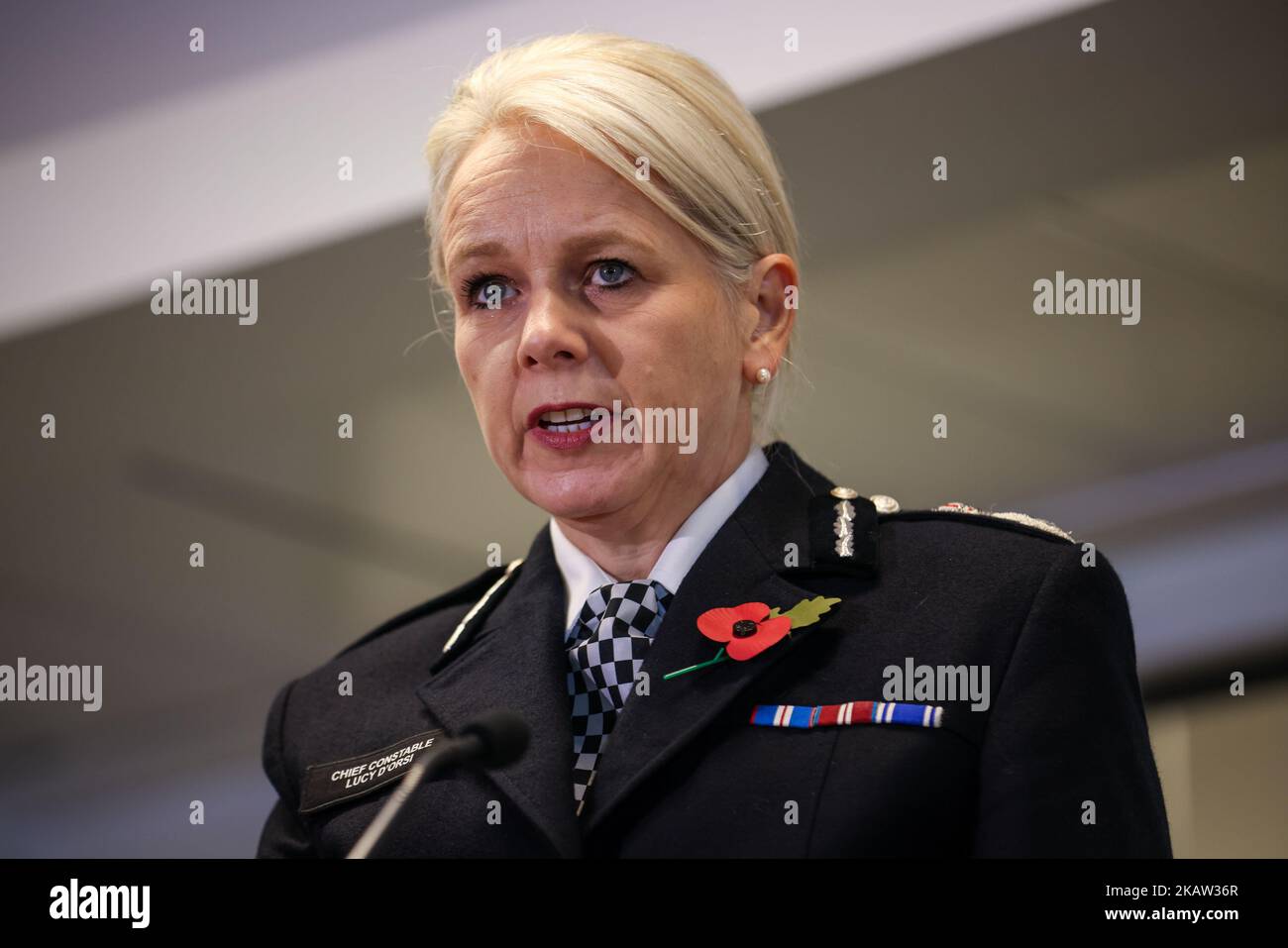 Lucy D'Orsi, Chefkonstabe der BTP, während einer Pressekonferenz in Manchester nach der Veröffentlichung des zweiten Berichts der Manchester Arena Enquiny über die Reaktion der Rettungsdienste, in dem untersucht wird, ob Unzulänglichkeiten in der Reaktion der Dienste zu individuellen Todesfällen beigetragen haben. Bei einem Selbstmordanschlag am Ende eines Ariana-Grande-Konzerts am 22 2017. Mai wurden 22 Menschen getötet und Hunderte verletzt. Stockfoto