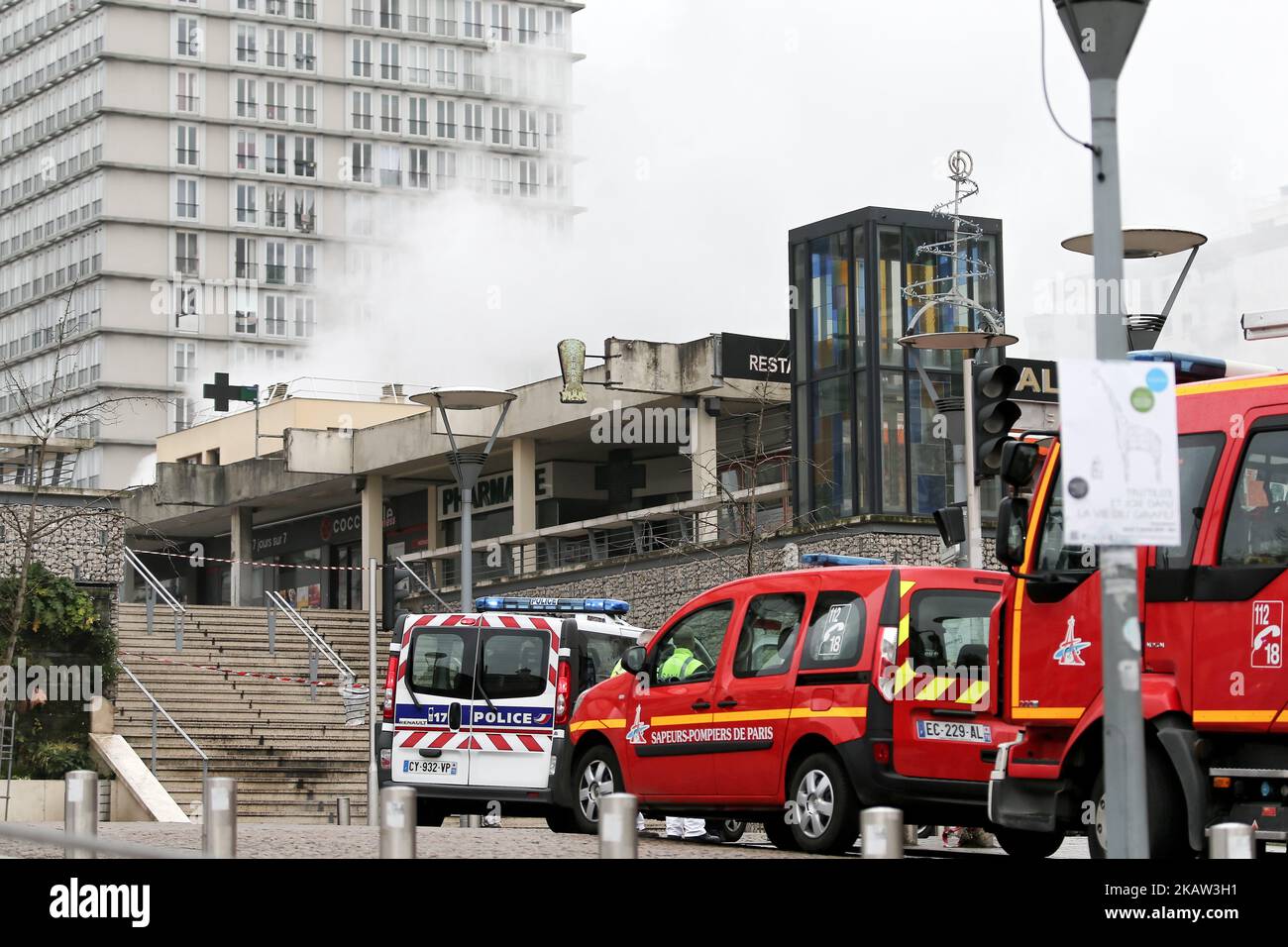 Feuerwehrleute arbeiten am 10. Januar 2018 in Choisy-le-ROI, im Süden von Paris, um zwei Brände im Keller zweier Gebäude zu löschen, die zwei Hunderte von Bewohnern evakuieren mussten. Ein Feuerwehrmann wurde bei dem Brand schwer verletzt, rund 120 Feuerwehrleute und 60 Fahrzeuge wurden eingesetzt. (Foto von Michel Stoupak/NurPhoto) Stockfoto