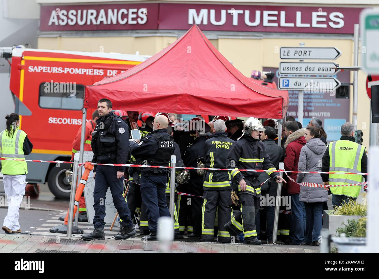 Feuerwehrmänner und Polizisten arbeiten am 10. Januar 2018 in Choisy-le-ROI, im Süden von Paris, um zwei Brände im Keller zweier Gebäude zu löschen, die zwei Hunderte von Bewohnern evakuieren mussten. Ein Feuerwehrmann wurde bei dem Brand schwer verletzt, rund 120 Feuerwehrleute und 60 Fahrzeuge wurden eingesetzt. (Foto von Michel Stoupak/NurPhoto) Stockfoto
