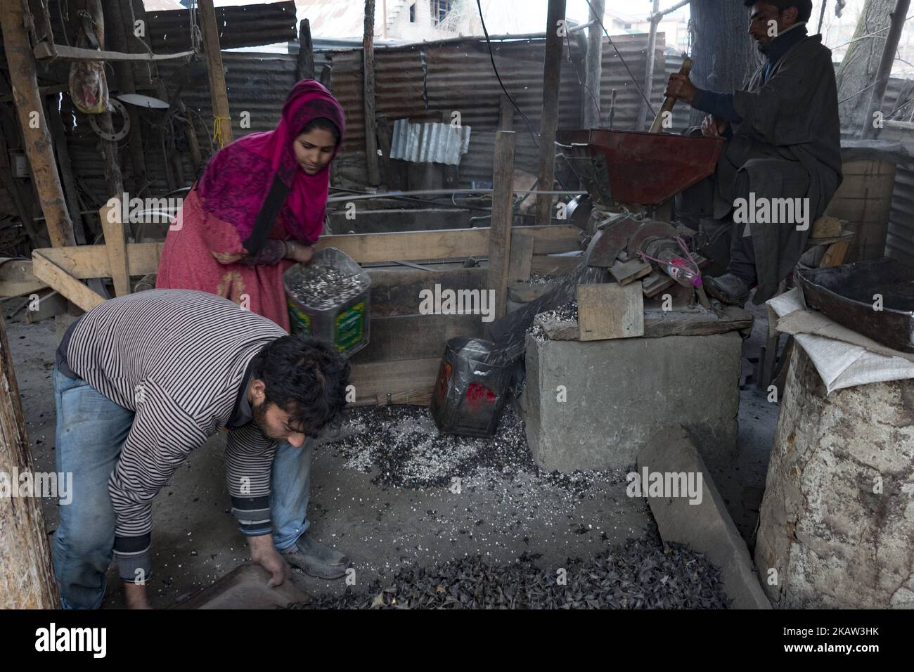 Ein Kashmiri mahlt am 05. Januar 2018 in Kolhom, nördlich von Srinagar, der Sommerhauptstadt des indischen Kaschmir, in Indien, Wasserkastanien, um Mehl in einer Mühle zu erhalten. Wasserkastanien sind eine wichtige Nutzpflanze für Menschen, die in der Nähe des Wular Lake, Asiens zweitgrößtem Süßwassersee, leben. Wular, sieht im Winter eher wie eine flache sumpfige Ebene als ein großer See aus, da der Wasserstand zurückgeht ganze Familien sammeln und extrahieren die marmorgroße Frucht aus seiner Stachelhülle . Die sonnengetrockneten Kastanien werden später auf den Märkten, insbesondere in der Sommerhauptstadt Srinagar, verkauft und roh oder geröstet und sogar verzehrt Stockfoto