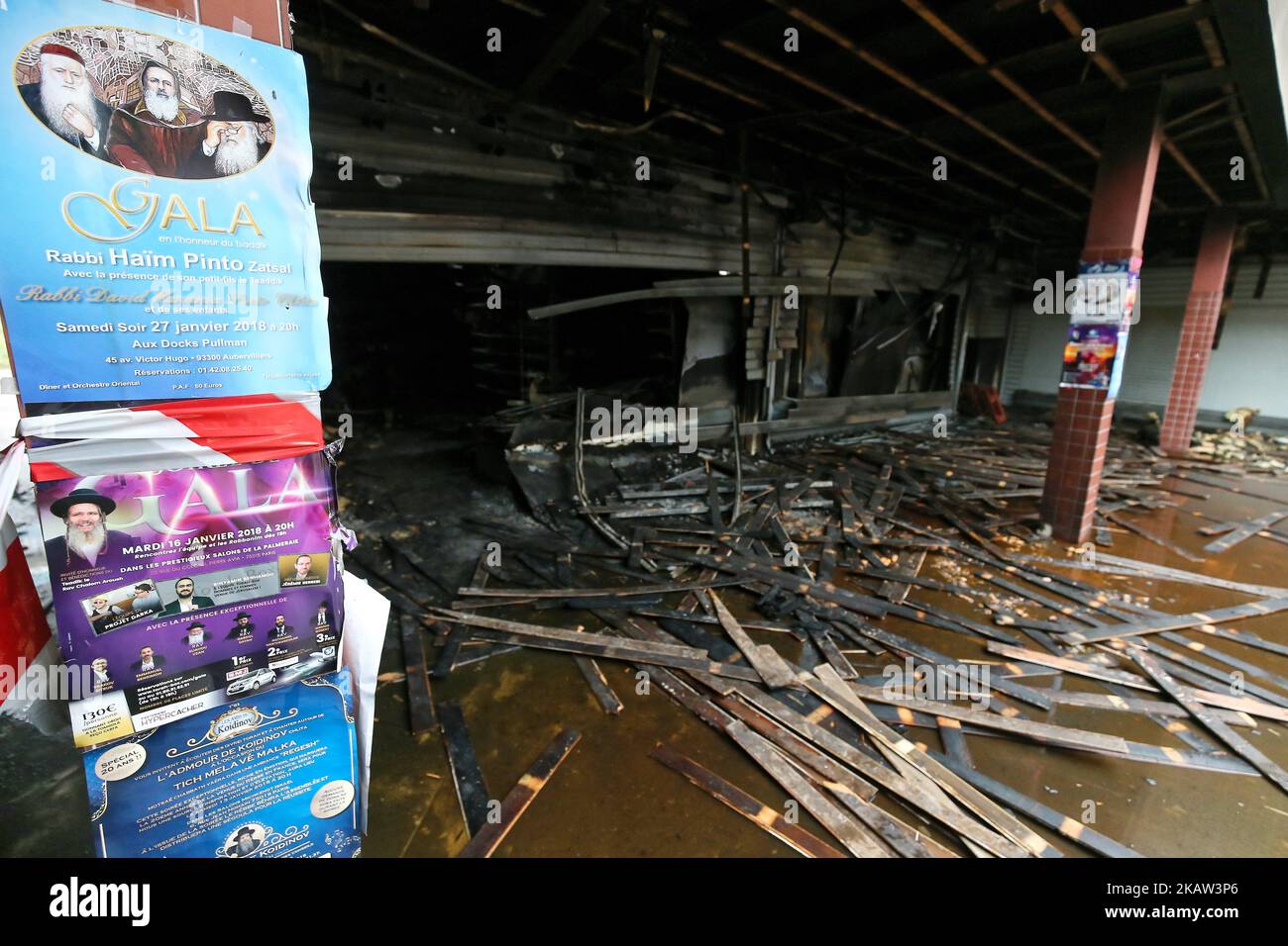 Eine Ansicht vom 9. Januar 2018 zeigt den Promo & Destock Store, ein französisches koscheres Lebensmittelgeschäft in Creteil, südlich von Paris, nachdem es bei einem Brandanschlag zerstört wurde, der die Ängste vor Antisemitismus wieder aufleben ließ. Die Staatsanwälte sagten, dass das Geschäft im südlichen Pariser Vorort Creteil über Nacht, Tage nachdem es von antisemitischen Graffiti getroffen wurde, in Brand geraten war. Der Promo & Destock Store war einer von zwei benachbarten koscheren Shops in Creteil, die im vergangenen Januar 3 mit Hakenkreuzen übertünchen wurden. Das Feuer kommt am dritten Jahrestag des Angriffs am 9. Januar 2015 auf einen koscheren Supermarkt im Norden von Paris durch ein Ji Stockfoto