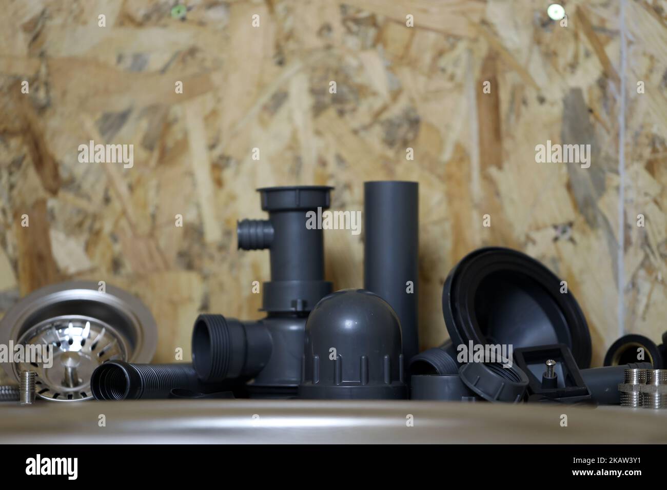 Klempner Werkzeuge und Wasserhahn bereit für die Installation in der Nähe von Waschbecken auf Arbeitsplatte in der Küche. Anschlüsse für den Einbau des Wasserhahns für den k Stockfoto