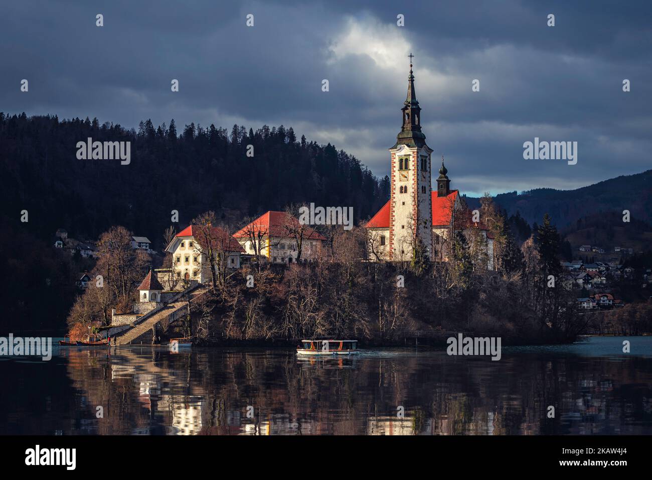 Bleder See, Slowenien - wunderschöne Aussicht auf den Bleder See (Blejsko Jezero) mit der reflektierenden Wallfahrtskirche Mariä Himmelfahrt auf der Insel Bled, mit P Stockfoto