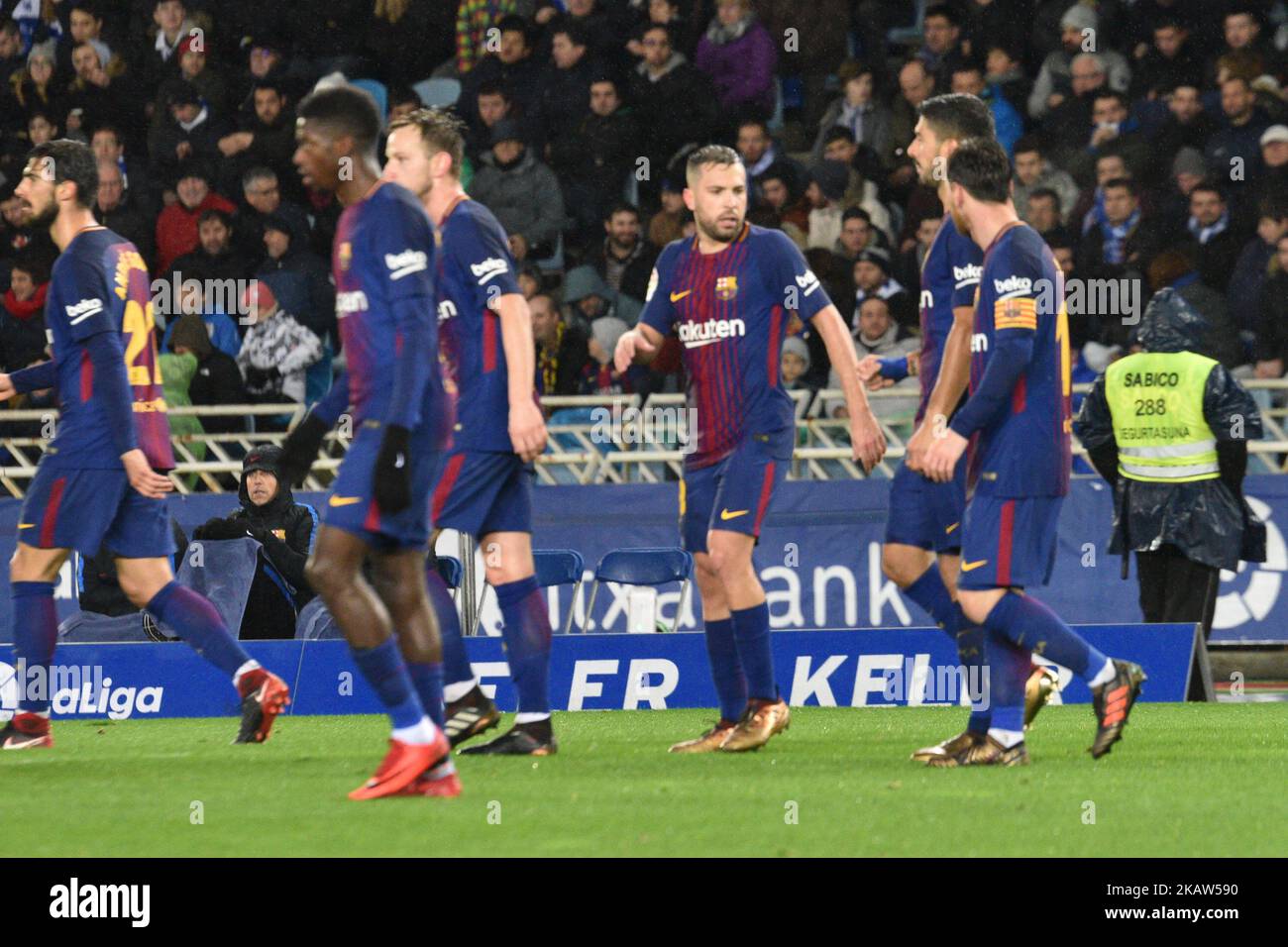 Luis Suarez aus Barcelona feiert mit seinen Teamkollegen nach dem Treffer beim Fußballspiel der spanischen Liga zwischen Real Sociedad und Barcelona im Anoeta-Stadion am 14. Januar 2018 in San Sebastian, Spanien (Foto: Jose Ignacio Unanue/NurPhoto) Stockfoto