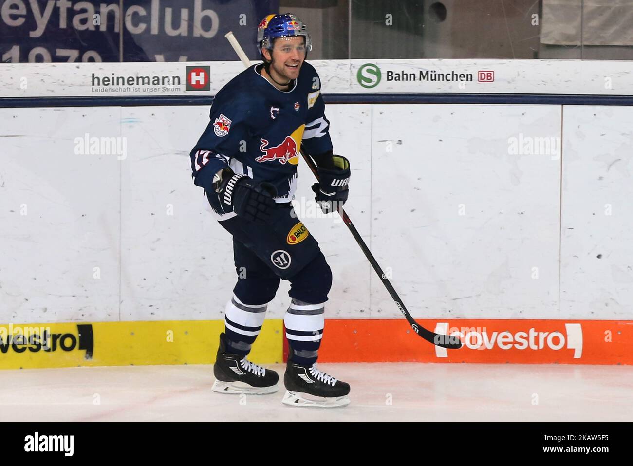 Brooks Macek freut sich am 42. 14. Januar 2018 beim Spieltag der Deutschen Eishockey Liga zwischen Red Bull München und den Nürnberger Eistigern im Olympiastadion im Eissportzentrum in München. (Foto von Marcel Engelbrecht/NurPhoto) Stockfoto