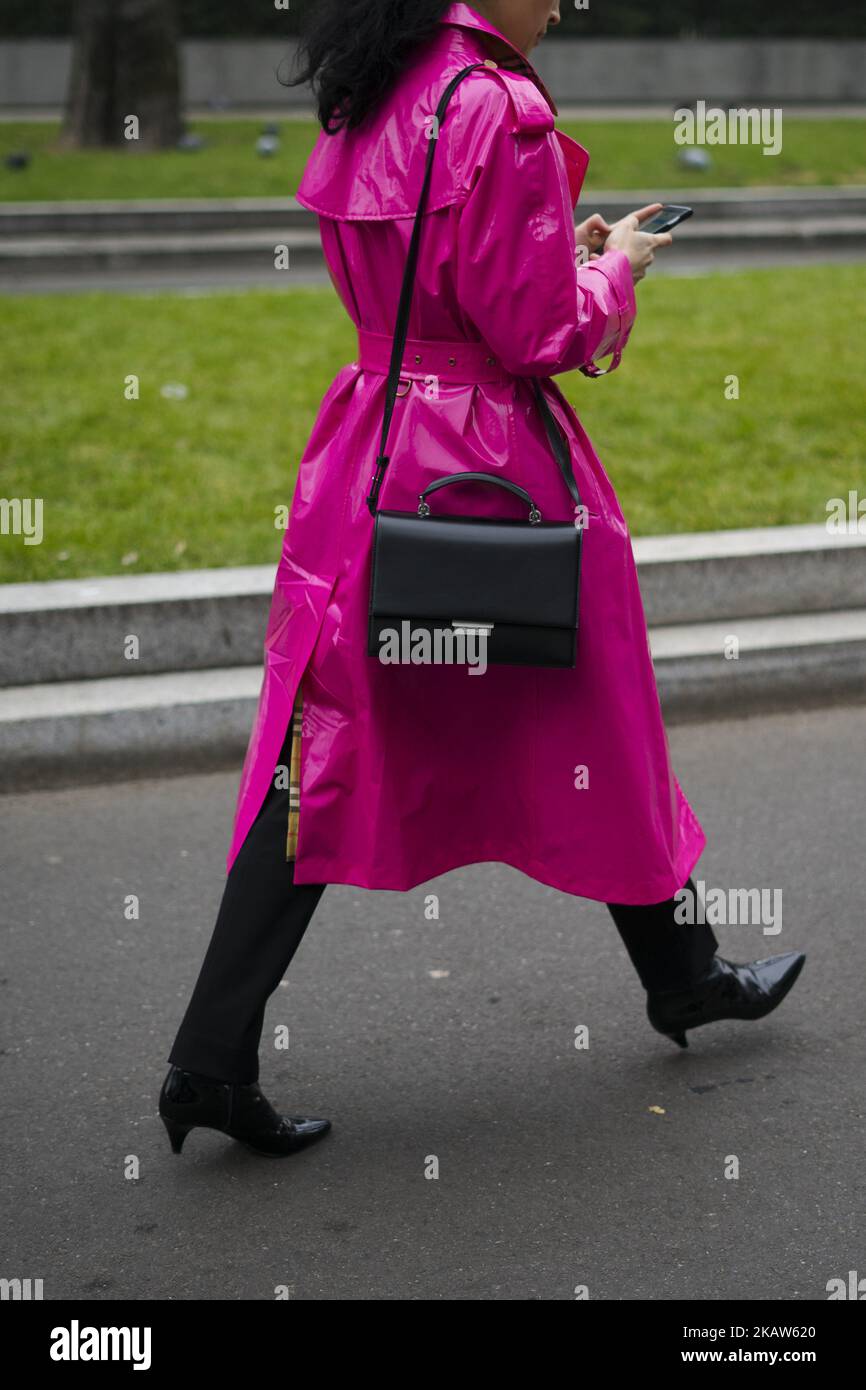 Caroline Issa trägt einen pinkfarbenen Gürtel und ist während der Milan Men's Fashion Week Herbst/Winter 2018/19 am 15. Januar 2018 in Mailand, Italien, außerhalb von Armani zu sehen. (Foto von Nataliya Petrova/NurPhoto) Stockfoto