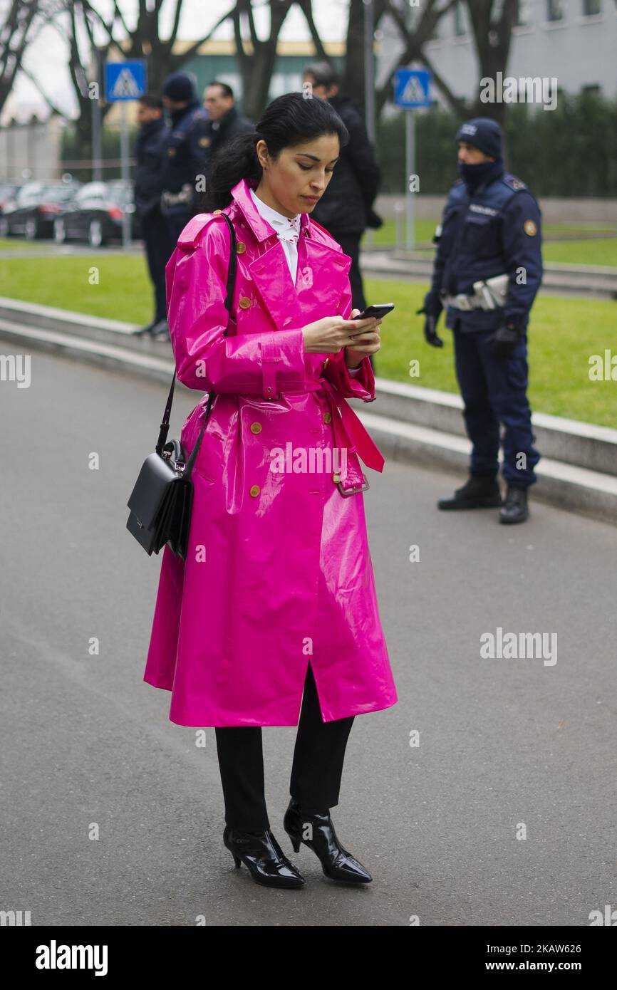 Caroline Issa trägt einen pinkfarbenen Gürtel und ist während der Milan Men's Fashion Week Herbst/Winter 2018/19 am 15. Januar 2018 in Mailand, Italien, außerhalb von Armani zu sehen. (Foto von Nataliya Petrova/NurPhoto) Stockfoto