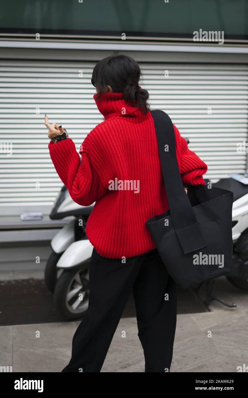Yoyo Lu mit rotem Rollkragen, schwarzer, breiter Beinhose ist während der Milan Men's Fashion Week Herbst/Winter 2018/19 am 15. Januar 2018 in Mailand, Italien, außerhalb von Fendi zu sehen. (Foto von Nataliya Petrova/NurPhoto) Stockfoto