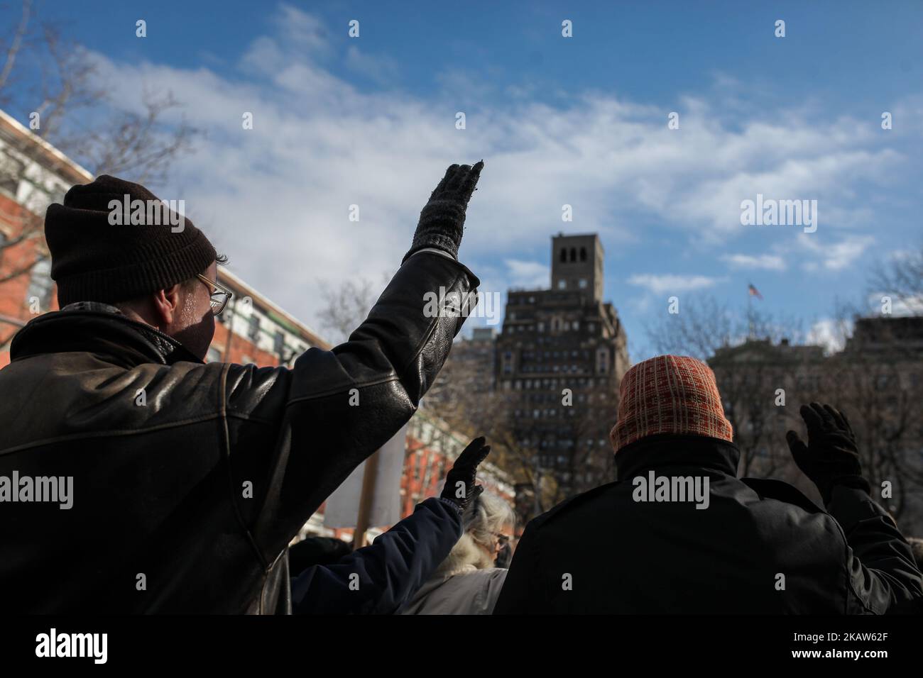 Die Menschen versammeln sich beim Protest „MLK Solidarity Day for Immigrant Rights“, der die sofortige Freilassung der Führer der Immigrantenrechte, Ravi Ragbir, Executive Director der New Sanctuary Coalition of New York City, und des Mitbegründers Jean Montrevil im Washington Square Park, NY, USA, fordert, 15. Januar 2018. Angesichts von Trumps beispiellosem Angriff auf Einwanderergemeinschaften und eklatantem Rassismus ist der Kampf für die Rechte und die würde von Einwanderern wichtiger denn je. Im Geiste von Dr. Martin Luther King Jr. werden sich Glaubensführer, gewählte Beamte sowie Zuwanderungs- und Rechtsvertreter in conde treffen Stockfoto